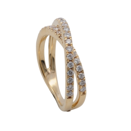 Der D Ring Gold 375 mit 36 Labor-Diamanten von 0,65ct (Modellnummer 300032056) ist ein elegantes Schmuckst&uuml;ck f&uuml;r den Alltag. Er geh&ouml;rt zur Kategorie "Jewelry" und ist ein Ring f&uuml;r normale Anl&auml;sse. Dieser Ring l&auml;sst sich am besten alleine tragen, um seine Sch&ouml;nheit hervorzuheben, oder in Kombination mit schlichten Armb&auml;ndern f&uuml;r einen eleganten Look.