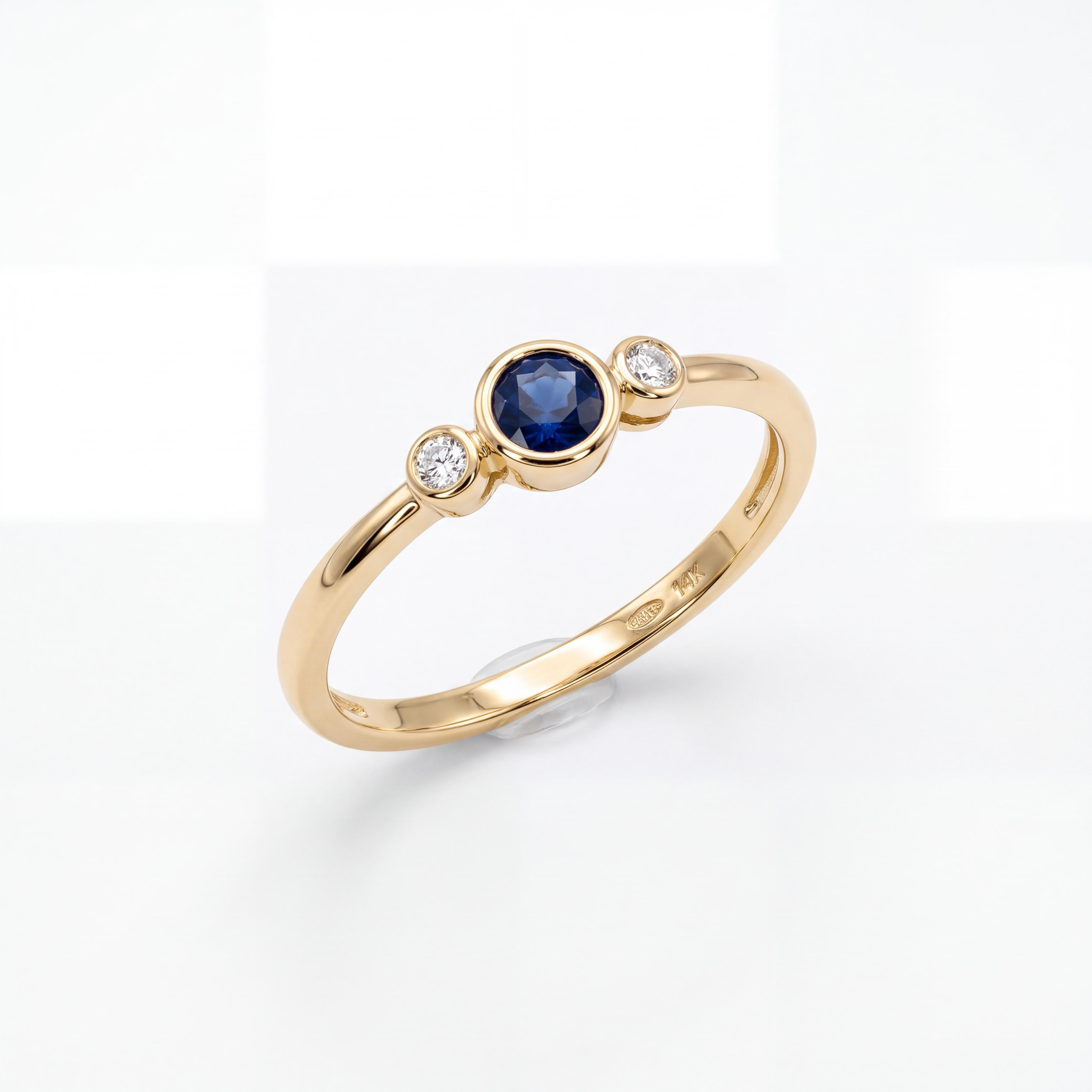 Ontdek strakke elegantie met deze 14 karaat geelgouden ring, voorzien van een natuurlijke, ronde blauwe saffier van 0,26 karaat. De rijkblauwe saffier is gevat in een gladde bezelzetting (kastenzetting), wat het sieraad een moderne, verfijnde look geeft en de edelsteen optimaal beschermt tegen stoten tijdens dagelijks dragen.

Aan weerszijden van de ronde saffier schittert een briljant geslepen diamant, eveneens gevat in een stijlvolle gouden bezel rand. Dit minimalistische en tijdloze ontwerp maakt de ring uitermate geschikt als subtiele verlovingsring, gedenkwaardig cadeau of als dagelijkse blikvanger aan je hand.

Kom deze gouden saffier ring gerust bewonderen en passen in onze winkel aan de Heiligeweg 10 in het centrum van Amsterdam. Als ambachtelijke juwelier in Amsterdam staan wij klaar met persoonlijk en deskundig advies.