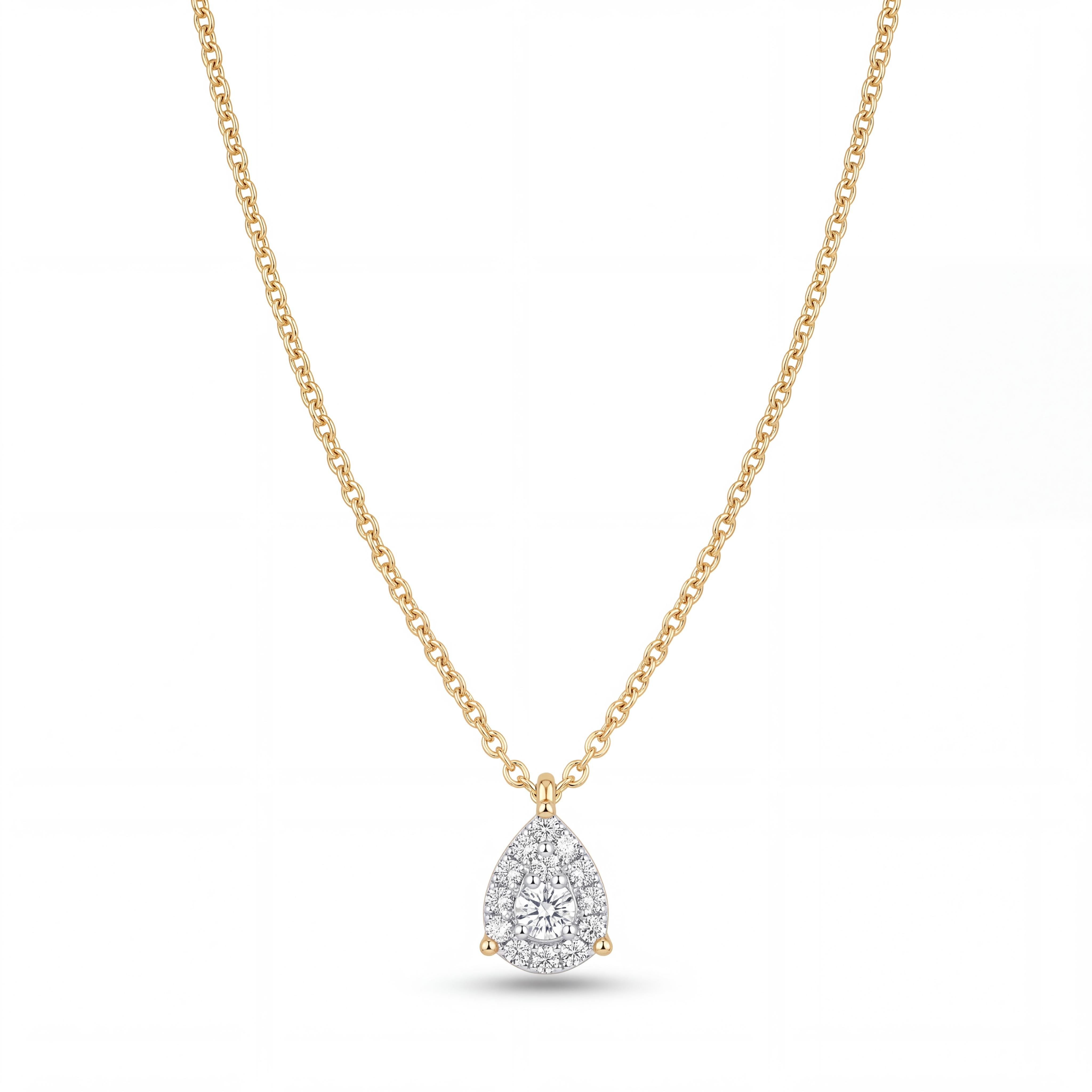 Ervaar tijdloze glamour met deze adembenemende 14 karaat geelgouden ketting met diamanten druppel hanger. De hanger is ontworpen in een klassiek entourage / halo motief: een fonkelende centrale diamant omringd door een krans van kleine briljanten. In totaal bevat het sieraad 13 briljant geslepen diamanten met een totaalgewicht van 0,11 karaat.   De witgouden zetkast accentueert het wit van de diamanten en laat ze nog groter en helderder lijken. Het warme geelgoud van het slanke ankercollier vormt een prachtig contrast met de schitterende stenen. Een adembenemend sieraad dat zowel solitair gedragen kan worden als gecombineerd met andere gouden kettingen voor een stijlvolle, gelaagde look. Het perfecte luxe cadeau voor een verjaardag, jubileum of bijzondere mijlpaal.   Kom deze gouden diamanten collier gerust bewonderen en passen in onze winkel aan de Heiligeweg 10 in het centrum van Amsterdam. Als ambachtelijke juwelier staan wij voor je klaar met persoonlijk advies.