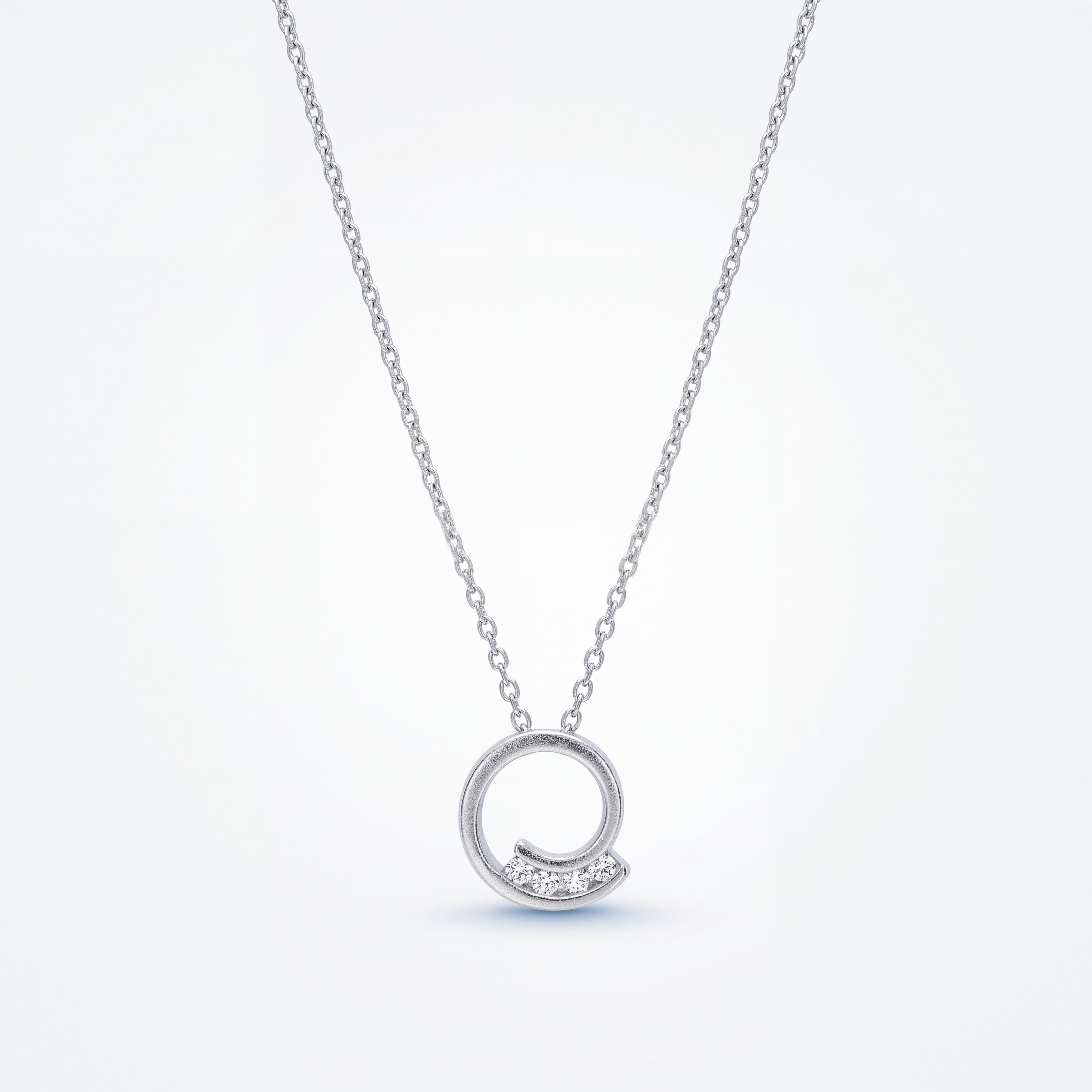 Voeg een verfijnde, moderne touch toe aan je sieradencollectie met deze elegante 14 karaat witgouden ketting. De eyecatcher van dit collier is het stijlvolle, spiraalvormige cirkelhangertje met een vloeiend organisch ontwerp. Aan de onderzijde van de spiraal schitteren 4 briljant geslepen diamanten die subtiel meelopen met de vorm van het sieraad.   Het heldere witgoud en de fonkelende diamanten vormen een prachtig, tijdloos geheel. Dankzij het minimalistische maar unieke design is deze ketting ideaal voor dagelijks gebruik, maar ook een stijlvolle blikvanger bij een feestelijke gelegenheid. Een bijzonder cadeau voor een verjaardag, jubileum of speciale mijlpaal.   Kom deze witgouden diamanten ketting gerust in het echt bewonderen en passen in onze winkel aan de Heiligeweg 10 in het centrum van Amsterdam. Als ervaren juwelier staan wij voor je klaar met persoonlijk advies.