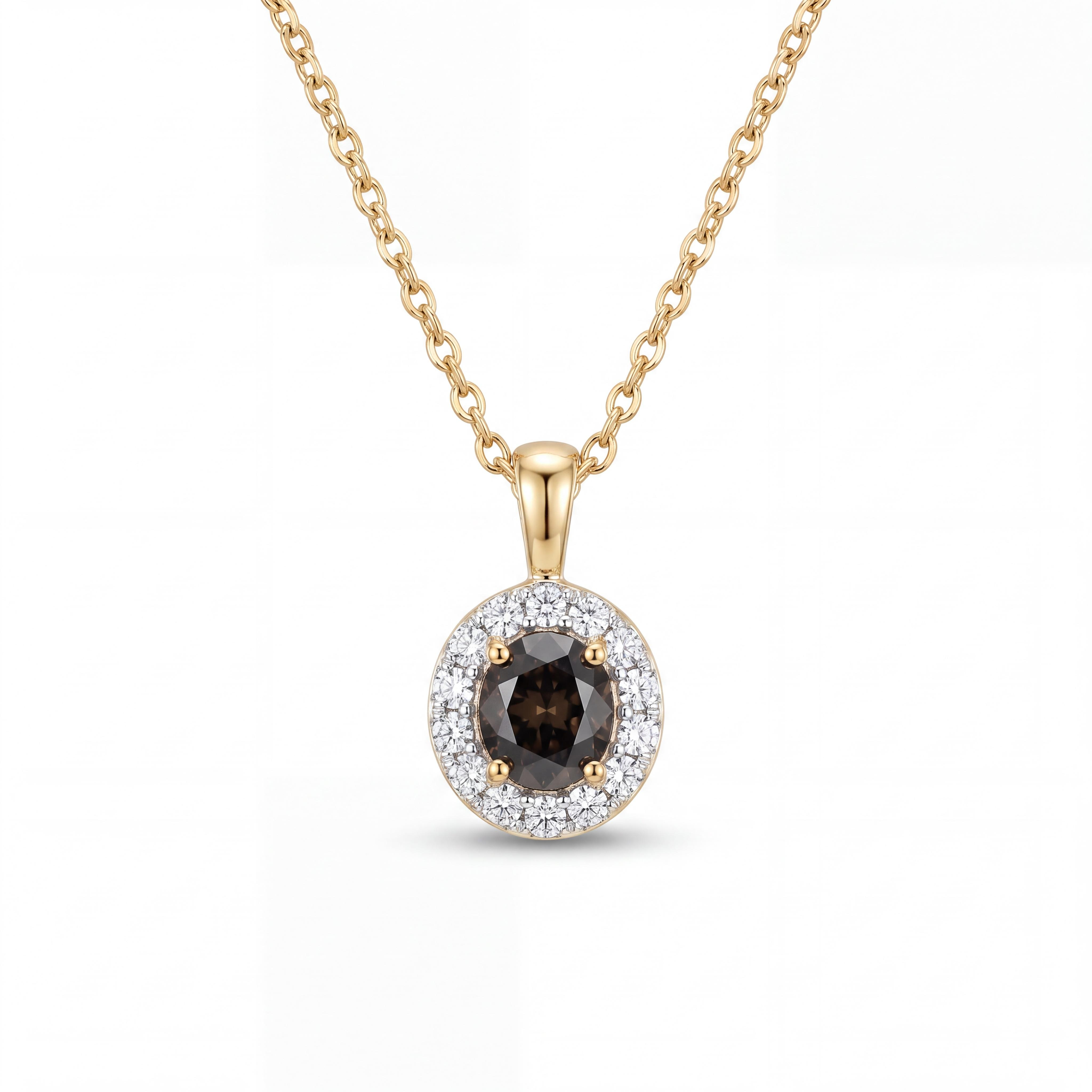 Laat je betoveren door de warme, mystieke uitstraling van deze 14 karaat geelgouden ketting met rookkwarts. Het middelpunt van de elegante hanger is een diepbruine, briljant/rond geslepen rookkwarts edelsteen. De centrumsteen is gevat in een vierklauwzetting en wordt omringd door een fonkelende krans van briljant geslepen diamanten in een witgouden entourage (halo) zetting.   Het elegante contrast tussen de warme bruintint van de rookkwarts, de schittering van de diamanten en het glanzende 14 karaat geelgoud maakt deze ketting een unieke blikvanger. Een bijzonder sieraad voor wie houdt van een exclusieve, stijlvolle look met een mystieke touch.   Kom deze gouden rookkwarts ketting gerust in het echt bewonderen en passen in onze winkel aan de Heiligeweg 10 in het centrum van Amsterdam. Als ervaren juwelier staan wij klaar met persoonlijk advies.