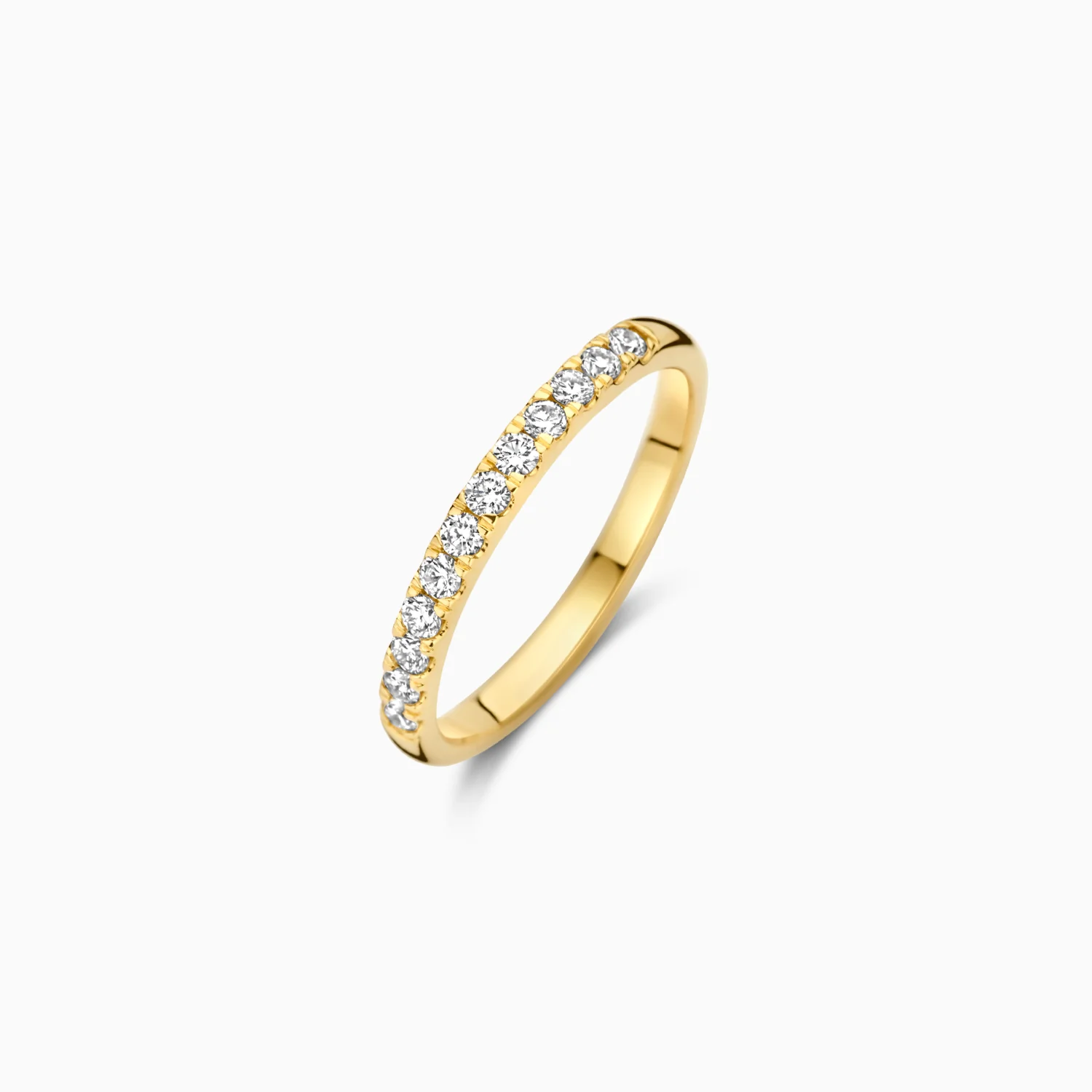 Gemaakt van gecertificeerd gerecycled goud met een lab grown diamant. Deze 14k geelgouden Lab Diamonds ring is uitgevoerd in glanzend gepolijst geel goud en voorzien van 12 briljant geslepen lab grown diamanten, gezet in een pav&eacute; zetting. Het gewicht van de lab grown diamanten in deze ring is totaal 0.31ct. De ring heeft een band met een diameter van &Oslash; 2,2 mm en is perfect te combineren met andere gouden sieraden. Draag je hem solitair, dan is deze slanke ring een elegante blikvanger.