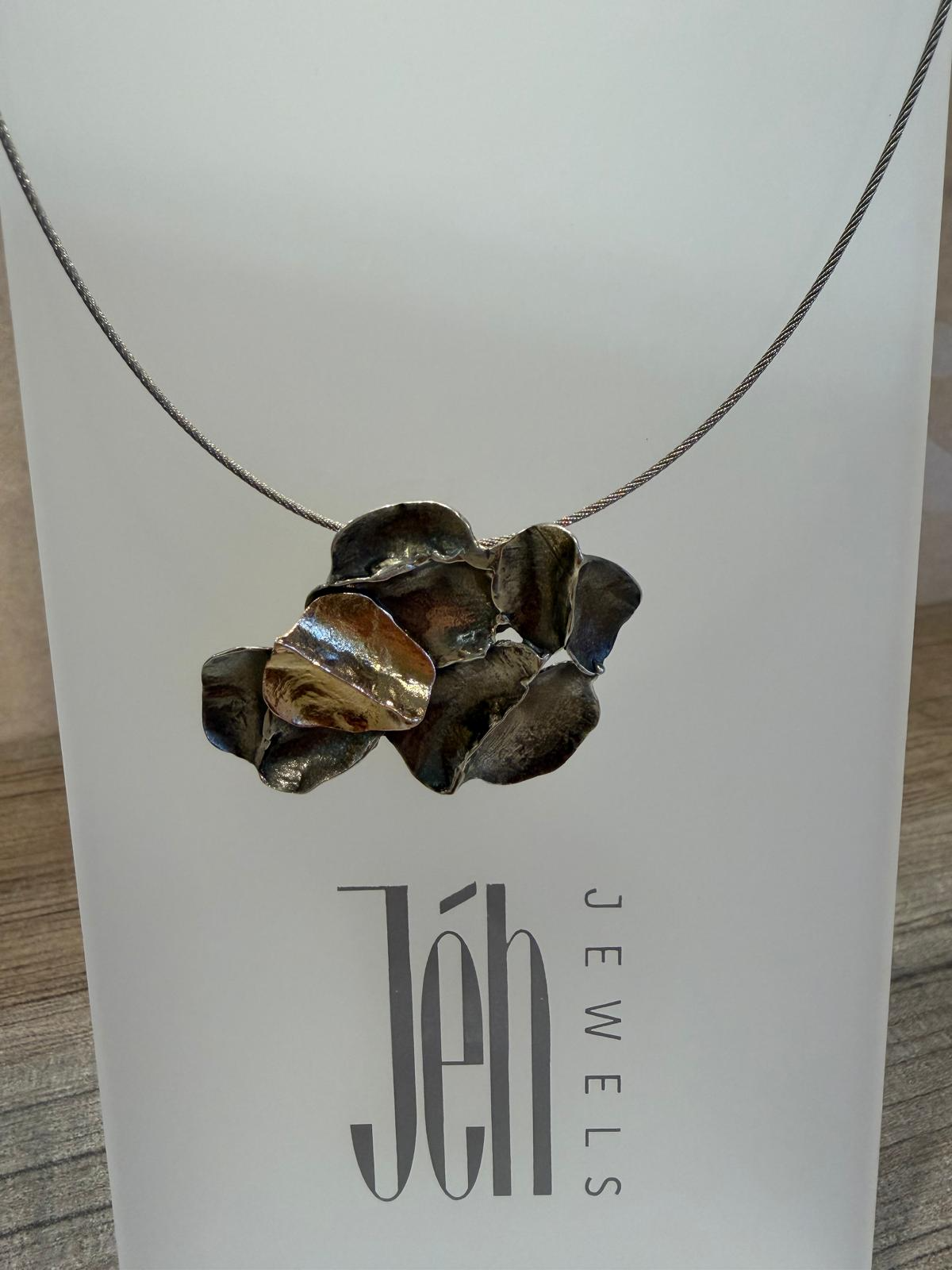 J&Eacute;H jewels hanger
Zilveren hanger gestapelde stukjes
Geoxideerd + goudkleurig

exclusief collier.