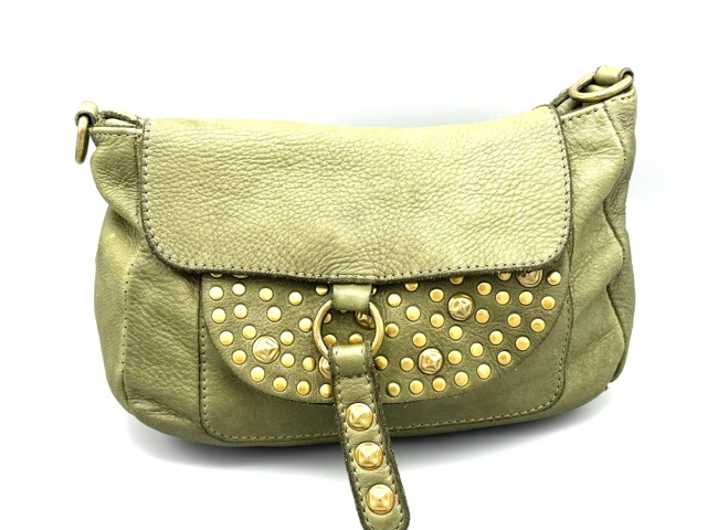 Gevlochten leren crossbody tas met klep en meerdere vakken
Deze stijlvolle gevlochten leren crossbody tas is een praktische en veelzijdige tas voor dagelijks gebruik. Het gevlochten leer geeft de tas een karaktervolle uitstraling, terwijl de verschillende vakken zorgen voor een overzichtelijke indeling.

De tas is voorzien van een klep met sluiting en heeft direct onder de klep een handig ritsvak. Daarnaast beschikt de tas over een ruim hoofdvak met ritssluiting, waarin je je dagelijkse benodigdheden veilig kunt opbergen.

Handige indeling
Aan de binnenzijde van het hoofdvak bevindt zich een extra binnenritsvak, ideaal voor kleinere waardevolle spullen. Aan de buitenzijde is een steekvak aanwezig voor spullen die je snel bij de hand wilt hebben.

Ook de klep is praktisch uitgevoerd met extra opbergruimte.

Kenmerken
Gevlochten leren crossbody tas

Voorzien van een praktische klep

Ritsvak onder de klep

1 ruim hoofdvak met ritssluiting

Extra binnenritsvak

Steekvak aan de voorzijde

Extra vak op de klep

Comfortabel als crossbody te dragen

Praktisch formaat voor dagelijks gebruik

Afmetingen
Hoogte: 20 cm
Breedte: 28 cm
Diepte: 8,5 cm

Praktische leren crossbody tas
Deze leren crossbody tas combineert een stijlvolle gevlochten uitstraling met een praktische indeling. Met meerdere rits- en steekvakken heb je voldoende mogelijkheden om je spullen overzichtelijk op te bergen. Dankzij het ruime hoofdvak is de tas geschikt voor dagelijks gebruik, terwijl het compacte model prettig te dragen is.

