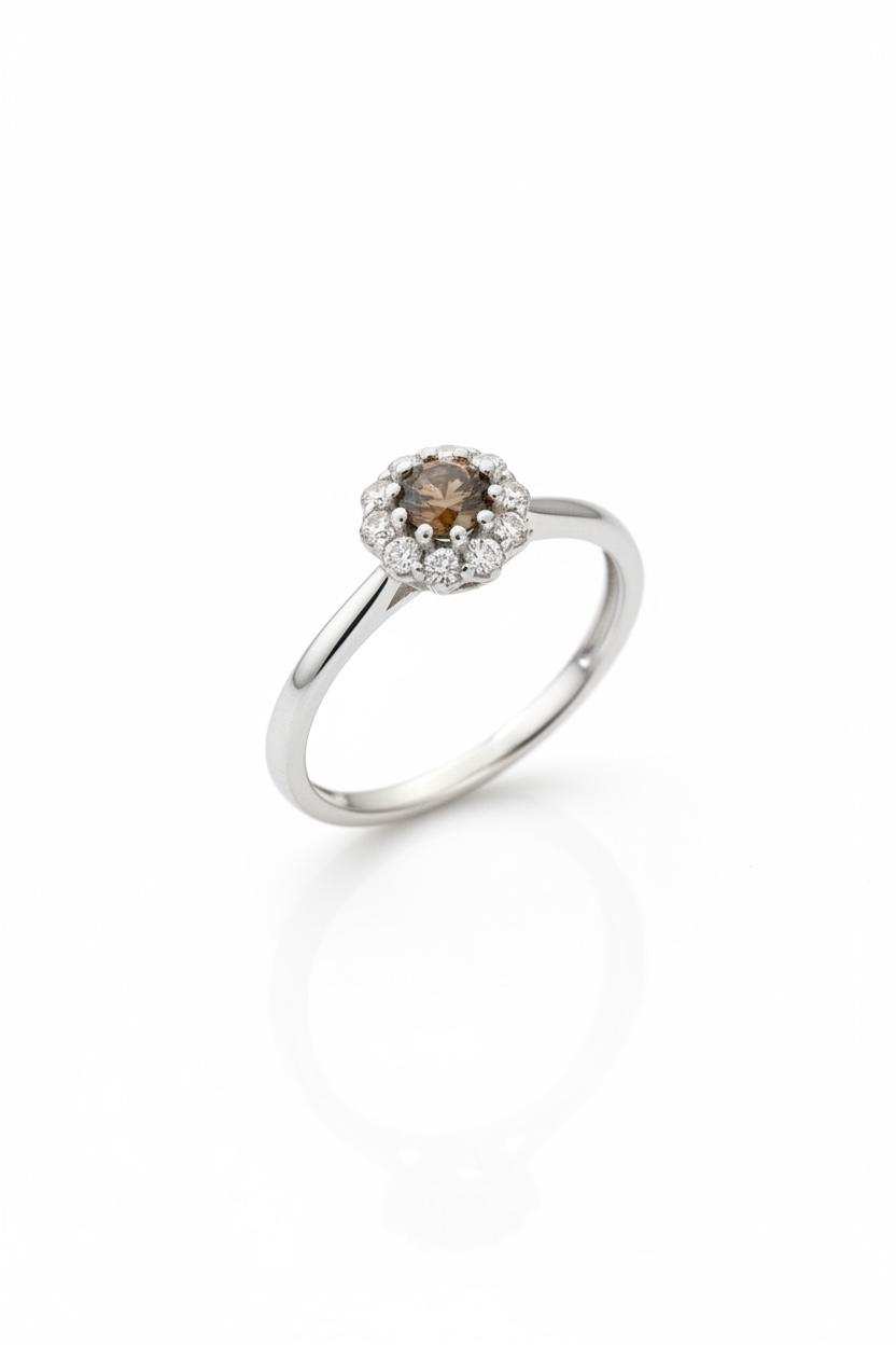 14 karaat witgouden ring met briljant geslepen champagne diamant van 0.18 caraat en rondom 10 diamanten van totaal 0.21 caraat.
