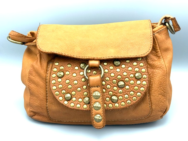 Gevlochten leren crossbody tas met klep en meerdere vakken
Deze stijlvolle gevlochten leren crossbody tas is een praktische en veelzijdige tas voor dagelijks gebruik. Het gevlochten leer geeft de tas een karaktervolle uitstraling, terwijl de verschillende vakken zorgen voor een overzichtelijke indeling.

De tas is voorzien van een klep met sluiting en heeft direct onder de klep een handig ritsvak. Daarnaast beschikt de tas over een ruim hoofdvak met ritssluiting, waarin je je dagelijkse benodigdheden veilig kunt opbergen.

Handige indeling
Aan de binnenzijde van het hoofdvak bevindt zich een extra binnenritsvak, ideaal voor kleinere waardevolle spullen. Aan de buitenzijde is een steekvak aanwezig voor spullen die je snel bij de hand wilt hebben.

Ook de klep is praktisch uitgevoerd met extra opbergruimte.

Kenmerken
Gevlochten leren crossbody tas

Voorzien van een praktische klep

Ritsvak onder de klep

1 ruim hoofdvak met ritssluiting

Extra binnenritsvak

Steekvak aan de voorzijde

Extra vak op de klep

Comfortabel als crossbody te dragen

Praktisch formaat voor dagelijks gebruik

Afmetingen
Hoogte: 20 cm
Breedte: 28 cm
Diepte: 8,5 cm

Praktische leren crossbody tas
Deze leren crossbody tas combineert een stijlvolle gevlochten uitstraling met een praktische indeling. Met meerdere rits- en steekvakken heb je voldoende mogelijkheden om je spullen overzichtelijk op te bergen. Dankzij het ruime hoofdvak is de tas geschikt voor dagelijks gebruik, terwijl het compacte model prettig te dragen is.

