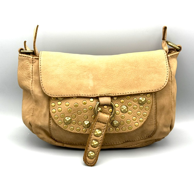 Gevlochten leren crossbody tas met klep en meerdere vakken
Deze stijlvolle gevlochten leren crossbody tas is een praktische en veelzijdige tas voor dagelijks gebruik. Het gevlochten leer geeft de tas een karaktervolle uitstraling, terwijl de verschillende vakken zorgen voor een overzichtelijke indeling.

De tas is voorzien van een klep met sluiting en heeft direct onder de klep een handig ritsvak. Daarnaast beschikt de tas over een ruim hoofdvak met ritssluiting, waarin je je dagelijkse benodigdheden veilig kunt opbergen.

Handige indeling
Aan de binnenzijde van het hoofdvak bevindt zich een extra binnenritsvak, ideaal voor kleinere waardevolle spullen. Aan de buitenzijde is een steekvak aanwezig voor spullen die je snel bij de hand wilt hebben.

Ook de klep is praktisch uitgevoerd met extra opbergruimte.

Kenmerken
Gevlochten leren crossbody tas

Voorzien van een praktische klep

Ritsvak onder de klep

1 ruim hoofdvak met ritssluiting

Extra binnenritsvak

Steekvak aan de voorzijde

Extra vak op de klep

Comfortabel als crossbody te dragen

Praktisch formaat voor dagelijks gebruik

Afmetingen
Hoogte: 20 cm
Breedte: 28 cm
Diepte: 8,5 cm

Praktische leren crossbody tas
Deze leren crossbody tas combineert een stijlvolle gevlochten uitstraling met een praktische indeling. Met meerdere rits- en steekvakken heb je voldoende mogelijkheden om je spullen overzichtelijk op te bergen. Dankzij het ruime hoofdvak is de tas geschikt voor dagelijks gebruik, terwijl het compacte model prettig te dragen is.

