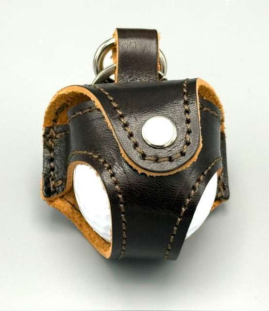 Een leuk cadeautje voor de golfer ⛳
Een golfbal in een stijlvol lederen etui. Een leuk grapje van onze inkoper &eacute;n een verrassend cadeautje voor iedere golfliefhebber.

Het etui kun je eenvoudig aan je tas hangen, aan je broek bevestigen of natuurlijk gewoon cadeau geven.

Klein, origineel en altijd handig voor op de golfbaan!
