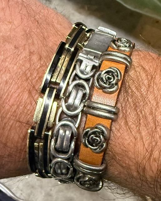 Lederen armbanden uit Itali&euml;
Stijlvolle lederen armbanden, handgemaakt in Itali&euml;. Verkrijgbaar in verschillende kleuren en uitvoeringen, zodat er voor iedere stijl een passend exemplaar is.

Met de hand gemaakt van mooi leer en met oog voor detail. Een tijdloos accessoire dat je zowel casual als gekleed kunt dragen.