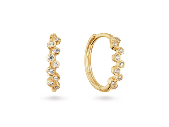 De Oorring, is een prachtig paar creoolse oorbellen. Ze zijn goudkleurig en gemaakt van 14-karaats goud. Deze elegante oorbellen zijn perfect voor zowel dagelijks gebruik als speciale gelegenheden. Combineer ze met andere gouden sieraden voor een chique look of draag ze solo voor subtiele elegantie.
