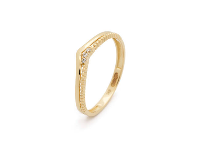 Deze ring, is een prachtige geelgouden ring gemaakt van 14-karaats goud met maat 56. Deze goudkleurige ring voegt een elegante touch toe aan elke outfit. Draag hem solitair of combineer met andere ringen voor een stijlvolle gelaagde look. Perfect voor dagelijks gebruik en speciale gelegenheden.