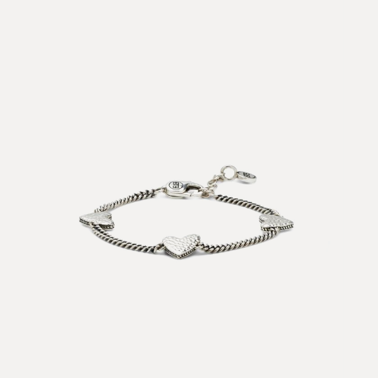 De Armband Essential Multi Hart Zilver brengt liefde en verbinding samen in een verfijnd ontwerp. De meerdere hartdetails symboliseren dierbare herinneringen, bijzondere connecties en de mensen die dicht bij je staan. Door de combinatie van verfijnde schakels en een gehamerde afwerking krijgt deze armband een tijdloze uitstraling met een moderne touch. Vervaardigd uit premium gerecycled 925 zilver en ontworpen in Amsterdam. Met de hand gemaakt in Zuid-Oost Azi&euml; door ervaren ambachtslieden.
