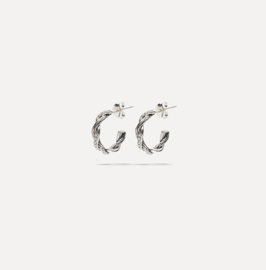 De Hoops Katja Twist Diamant Zilver Set met lab grown diamanten straalt verfijning, vakmanschap en tijdloze elegantie uit. De karakteristieke twistdetails zijn ge&iuml;nspireerd op het iconische Katja-design en worden verrijkt met 28 zorgvuldig geplaatste lab grown diamanten van in totaal 0.17 ct, die zorgen voor een subtiele en luxueuze schittering. Het ronde silhouet geeft de hoops een moderne uitstraling die moeiteloos aansluit bij iedere gelegenheid. Vervaardigd uit premium gerecycled 925 zilver en ontworpen in Amsterdam. Met de hand gemaakt in Zuidoost-Azi&euml; door ervaren ambachtslieden met oog voor detail en kwaliteit.