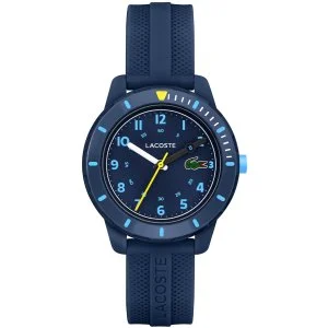 Ontdek de Lacoste LC2030053 Mini Tennis, een stijlvol polshorloge ontworpen voor kinderen. Dit horloge combineert een sportieve uitstraling met praktische functionaliteit, perfect voor de actieve levensstijl van uw kind. Met een diameter van 34 mm en een opvallende blauwe kleur, is dit horloge een echte eyecatcher.

Het horloge is uitgerust met een quartz uurwerk dat zorgt voor nauwkeurige tijdsweergave. Dankzij de IP68 certificering is het volledig stofdicht en waterdicht, waardoor het ideaal is voor allerlei avonturen, van een dagje aan het strand tot een regenachtige schooldag. Het mineraalglas biedt extra bescherming tegen krassen en stoten.