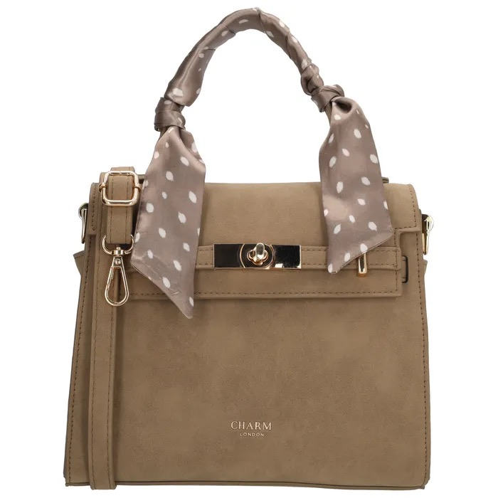 Charm London The Hamptons Village Handtas
Stijlvolle su&egrave;de-look handtas met gouden details en een speels sjaaltje. De tas heeft een handige overslag met druksluiting, extra ritssluiting en een praktisch interieur met ritsvak en telefoonvak. Dankzij de verstelbare en afneembare schouderband draag je haar comfortabel zoals jij wilt.
Kenmerken:
Verstelbare en afneembare schouderband
Overslag met druksluiting en extra ritssluiting
Gouden hardware en siersluiting
Ritsvak en telefoonvak
Su&egrave;de PU materiaal
Inclusief stijlvol sjaal


Hoogte (cm)	18,00
Lengte (cm)	23,00
Diepte (cm)	8,00