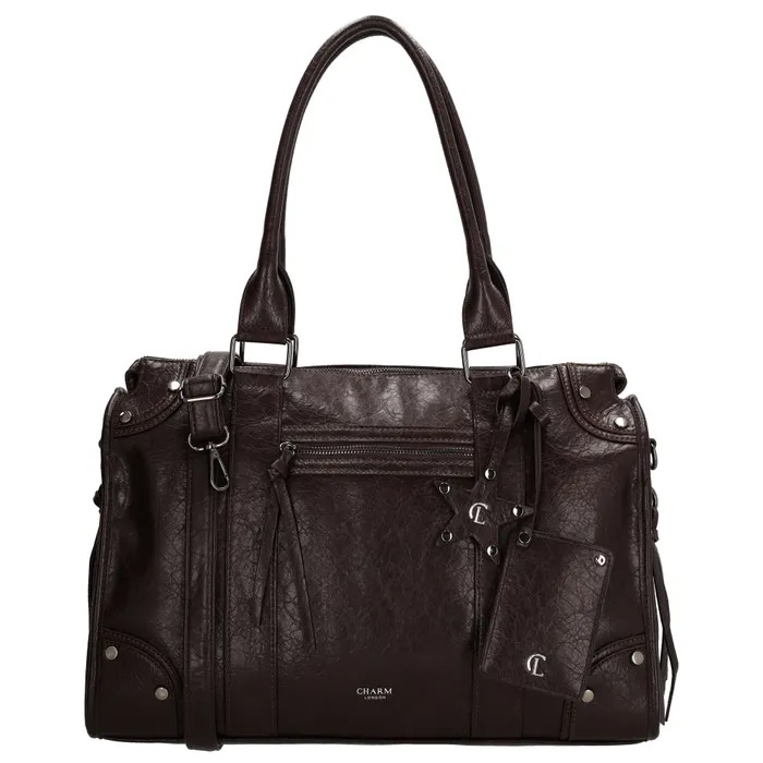 Charm London Berlin Laptoptas 15.6 inch &ndash; stijlvolle shopper voor werk en studie
Op zoek naar een stijlvolle laptoptas voor 15.6 inch die praktisch &eacute;n trendy is? De Charm London Berlin laptoptas combineert een moderne uitstraling met een slimme indeling. Deze ruime laptop shopper is ideaal voor werk, studie en dagelijks gebruik en biedt voldoende plek voor je laptop, accessoires en andere essentials.
Ruime laptoptas met praktische indeling
De Charm London Berlin is geschikt voor laptops tot 15.6 inch en beschikt over een speciaal laptopvak aan de binnenzijde. Dankzij de verschillende vakken houd je jouw spullen overzichtelijk georganiseerd. De tas is voorzien van een ritsvak, meerdere insteekvakken en handige pennenvakken.
Ook aan de buitenzijde is gedacht aan gebruiksgemak. Zowel aan de voor- als achterkant bevindt zich een vak met ritssluiting, ideaal voor spullen die je snel bij de hand wilt hebben, zoals je telefoon, sleutels of pasjes.

Draag de laptop shopper zoals jij wilt
De Berlin laptoptas wordt geleverd met een verstelbare en afneembare schouderband. Hierdoor kun je de tas comfortabel in de hand dragen of eenvoudig over je schouder. Zo pas je de draagwijze aan jouw situatie aan, of je nu onderweg bent naar kantoor, college of een afspraak.
De tas is gemaakt van imitatieleder, wat zorgt voor een stijlvolle en eigentijdse uitstraling. Als leuk extra detail wordt de tas geleverd met een stervormige bagcharm en een klein pasjesetui.

Kenmerken Charm London Berlin laptoptas
Geschikt voor laptops tot 15.6 inch
Speciaal laptopvak aan de binnenzijde
Ritsvak, insteekvakken en pennenvakken
Voorvak met ritssluiting
Achtervak met ritssluiting
Verstelbare en afneembare schouderband
Inclusief stervormige bagcharm
Inclusief klein pasjesetui
Materiaal buitenzijde: imitatieleder
Afmetingen: 30 x 42 x 14 cm (H x L x D)
Stijlvol, praktisch en veelzijdig
De Charm London Berlin 15.6 inch laptoptas is een praktische keuze voor iedereen die een laptop veilig wil meenemen zonder in te leveren op stijl. Dankzij het ruime hoofdvak, het speciale laptopvak en de verschillende opbergmogelijkheden is deze laptop shopper geschikt voor zowel werk als studie en dagelijks gebruik.