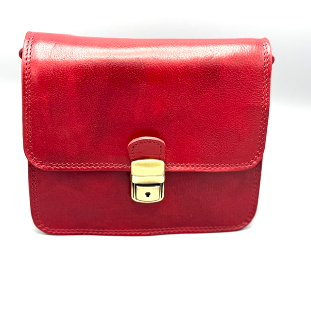 Italiaanse leren schoudertas met twee vakken en verstelbare schouderriem
Deze stijlvolle leren schoudertas, gemaakt in Itali&euml;, combineert een klassiek design met praktische opbergruimte. De tas is voorzien van twee aparte vakken, waardoor je je dagelijkse spullen overzichtelijk kunt meenemen.

De tas sluit met een praktisch slotje en heeft aan de achterzijde een extra ritsvak. Ideaal om kleinere spullen zoals sleutels, telefoon of andere belangrijke items veilig op te bergen.

Verstelbare schouderriem
Dankzij de verstelbare schouderriem kun je de tas comfortabel dragen en de lengte eenvoudig aanpassen aan jouw voorkeur. De compacte afmetingen maken deze Italiaanse leren tas geschikt voor dagelijks gebruik.

Kenmerken
Gemaakt in Itali&euml;

Gemaakt van leer

2 aparte vakken

Sluiting met slotje

Verstelbare schouderriem

Achterzijde voorzien van een ritsvak

Compact en praktisch formaat

Klassieke Italiaanse uitstraling

Afmetingen
Hoogte: 17 cm
Breedte: 20 cm
Diepte: 6 cm

Italiaanse leren tas voor dagelijks gebruik
Deze Italiaanse leren schoudertas is een mooie combinatie van stijl en functionaliteit. Dankzij de twee vakken, het achterrits vak en de verstelbare schouderriem biedt de tas voldoende ruimte en draagcomfort voor dagelijks gebruik.