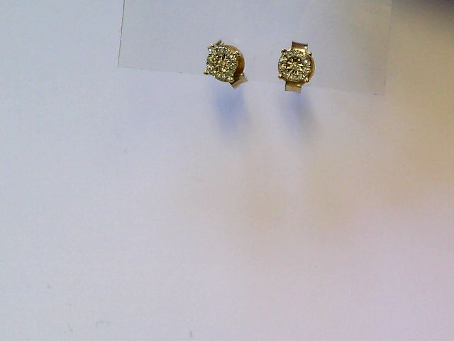 Der Ohrstecker Gold 585 mit Brillant 0,08ct, Modellnummer 6-214367-001, bietet elegante Diamant-Ohrstecker im stilvollen Design. Ideal f&uuml;r formelle und informelle Anl&auml;sse, verleihen sie jedem Outfit einen Hauch von Luxus. Tragen Sie sie allein f&uuml;r subtile Eleganz oder kombinieren Sie sie mit passenden Schmuckst&uuml;cken, um einen glamour&ouml;sen Look zu vervollst&auml;ndigen. Perfekt f&uuml;r den t&auml;glichen Gebrauch oder besondere Anl&auml;sse.