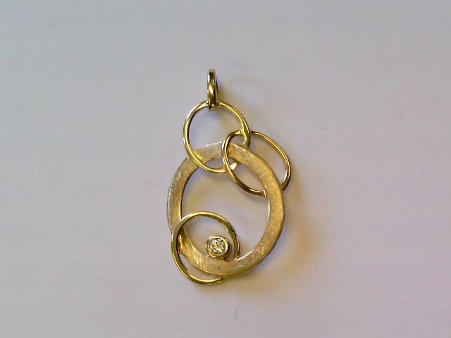 Der Anh&auml;nger Gold 585 Brillant 0,04ct, Modellnummer 6-214425-001, besticht durch elegantes Design aus hochwertigem 585er Gold und einem funkelnden Brillanten von 0,04 Karat. Ideal als edler Schmuckakzent auf einer dezenten Gold- oder Silberkette zu tragen, eignet sich dieser Brillantanh&auml;nger perfekt f&uuml;r besondere Anl&auml;sse und verleiht Ihrem Look einen Hauch von Luxus.