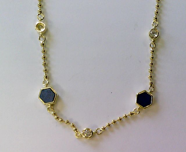 Das Damen Collier mit der Modellnummer 5-215301-001 ist ein fantasievolles, vergoldetes Halsband aus 925er Sterlingsilber, verziert mit zwei blauen Lapislazuli-Steinen. Das 450 mm lange Schmuckst&uuml;ck ist ideal, um eleganten Abend- oder Freizeitlooks einen Hauch von Luxus zu verleihen. Tragen Sie es zu einem tief ausgeschnittenen Oberteil oder Kleid, um seinen Glanz voll zur Geltung zu bringen.