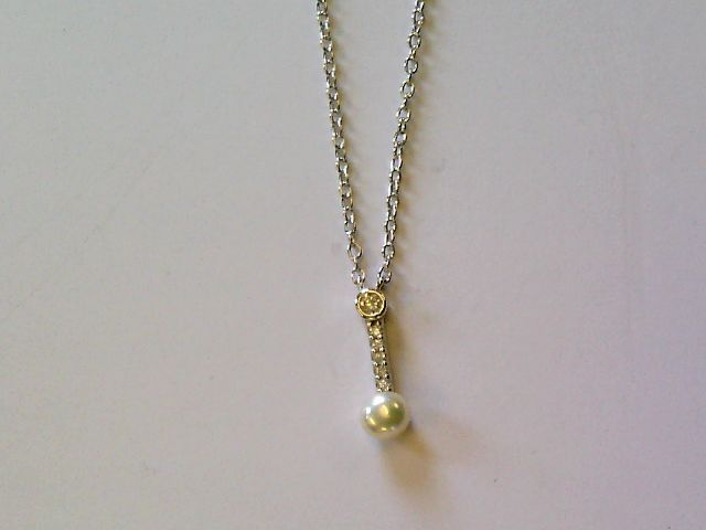 Das Damen Collier Silber, Modellnummer 5-215739-001, ist ein fantasievoller Schmuckhalskette mit SWP-Perlen und Zirkonia, in einer L&auml;nge von 450 mm. Perfekt zum Tragen mit eleganten Outfits, verleiht es jedem Look einen Hauch von Glamour. Am besten kombiniert man es mit einem tief ausgeschnittenen Kleid oder einer Bluse f&uuml;r einen beeindruckenden Auftritt.