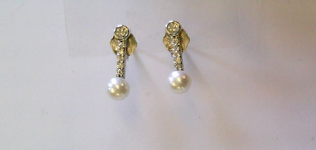 Die Ohrstecker Silber SWP/Zirkonia, Modellnummer 5-215740-001, bestechen durch zeitlose Eleganz. Diese hochwertigen Ohrstecker kombinieren schimmernde S&uuml;&szlig;wasserperlen mit funkelnden Zirkonia-Steinen. Ideal f&uuml;r elegante Anl&auml;sse oder als stilvolles Alltags-Accessoire. Kombinieren Sie sie mit einem schlichten Anh&auml;nger oder einer Perlenkette, um den Look zu vervollst&auml;ndigen. Ein Muss f&uuml;r jede Schmucksammlung.