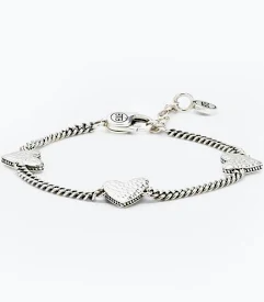 Het Zilver hart armband model 548 C-E is een verfijnd juweel, ideaal voor liefhebbers van elegante sieraden. Deze armband, gemaakt van hoogwaardig zilver, bevat een charmant hartontwerp, wat het een perfecte aanvulling maakt op elke outfit. Draag het solo voor een subtiele look of combineer met andere armbanden voor een modieuze statement.
