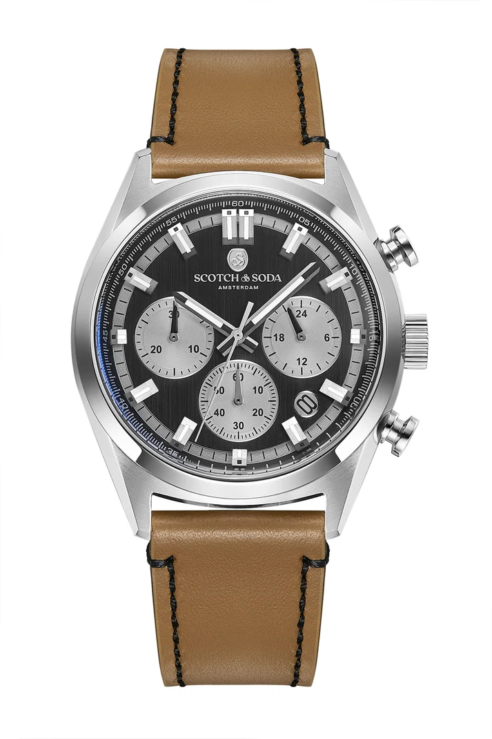 De SSM.107B herenhorloge combineert een krachtige zwarte wijzerplaat met een warme bruine leren band voor een look die direct karakter uitstraalt. De zilverkleurige kast en lichte subdials zorgen voor een fris contrast, waardoor dit model sportief oogt, maar tegelijk ook heel makkelijk chic te dragen is. Een heren chronograaf die iedere outfit net wat sterker maakt.