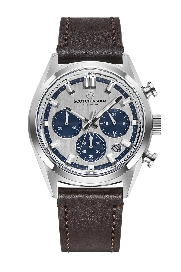 De SSM.107C herenhorloge combineert een zilverkleurige wijzerplaat met diepe blauwe subdials en een warme bruine leren band voor een uitstraling die sportiviteit en stijl moeiteloos samenbrengt. De zilverkleurige kast versterkt het frisse, moderne karakter van het ontwerp, terwijl de combinatie van blauw en bruin zorgt voor een onderscheidende en verzorgde look. Een heren chronograaf die iedere outfit net wat meer karakter geeft.