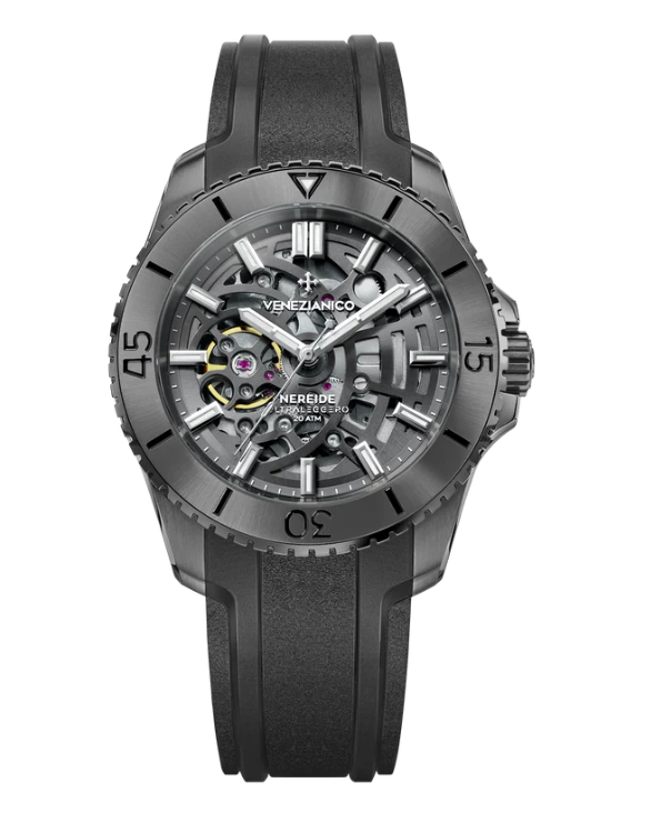 De Ultraleggero is het meest innovatieve horloge in de Nereide-serie. Het is ge&iuml;nspireerd op de Vitruviusman, die symbool staat voor de Renaissance en de nauwe band tussen kunst en wetenschap. De bijzondere vorm van de opengewerkte wijzerplaat sluit perfect aan op de kast van het uurwerk, dankzij een origineel gepatenteerd systeem dat zorgt voor een groter gewicht en een slanker ontwerp.

