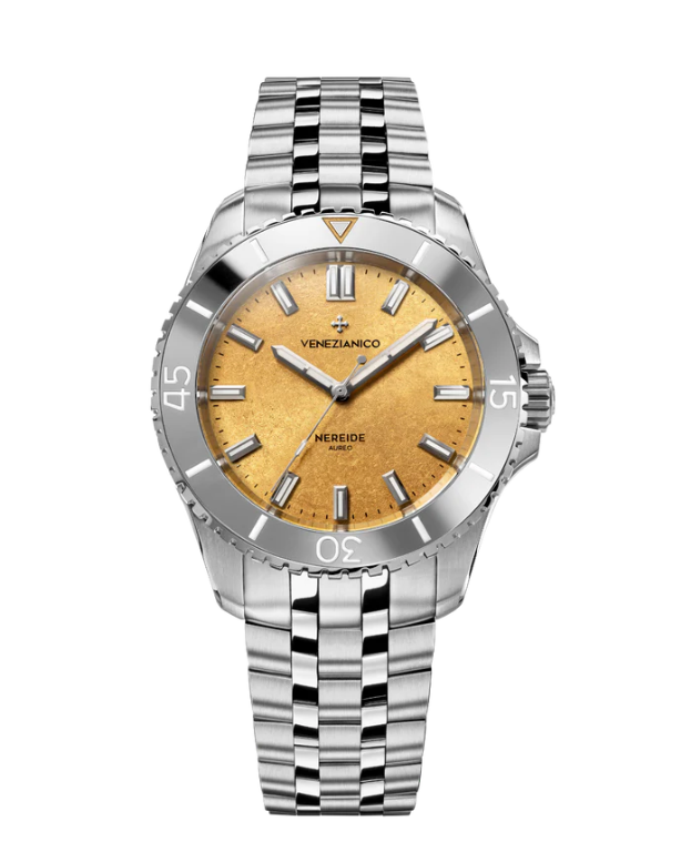 De Nereide Aureo is een duikhorloge dat elegantie en innovatie combineert. De wijzerplaat, afgewerkt met puur 24-karaats goud en een golvende structuur, doet denken aan de eeuwenoude Venetiaanse lamineertechniek. De robuuste kast van 316L roestvrij staal, gecombineerd met een wolfraam lunette, sluit naadloos aan op de nieuwe Sansovino-armband met gepolijste en gesatineerde schakels en een micro-verstelbare sluiting die duurzaamheid en maximaal draagcomfort garandeert.