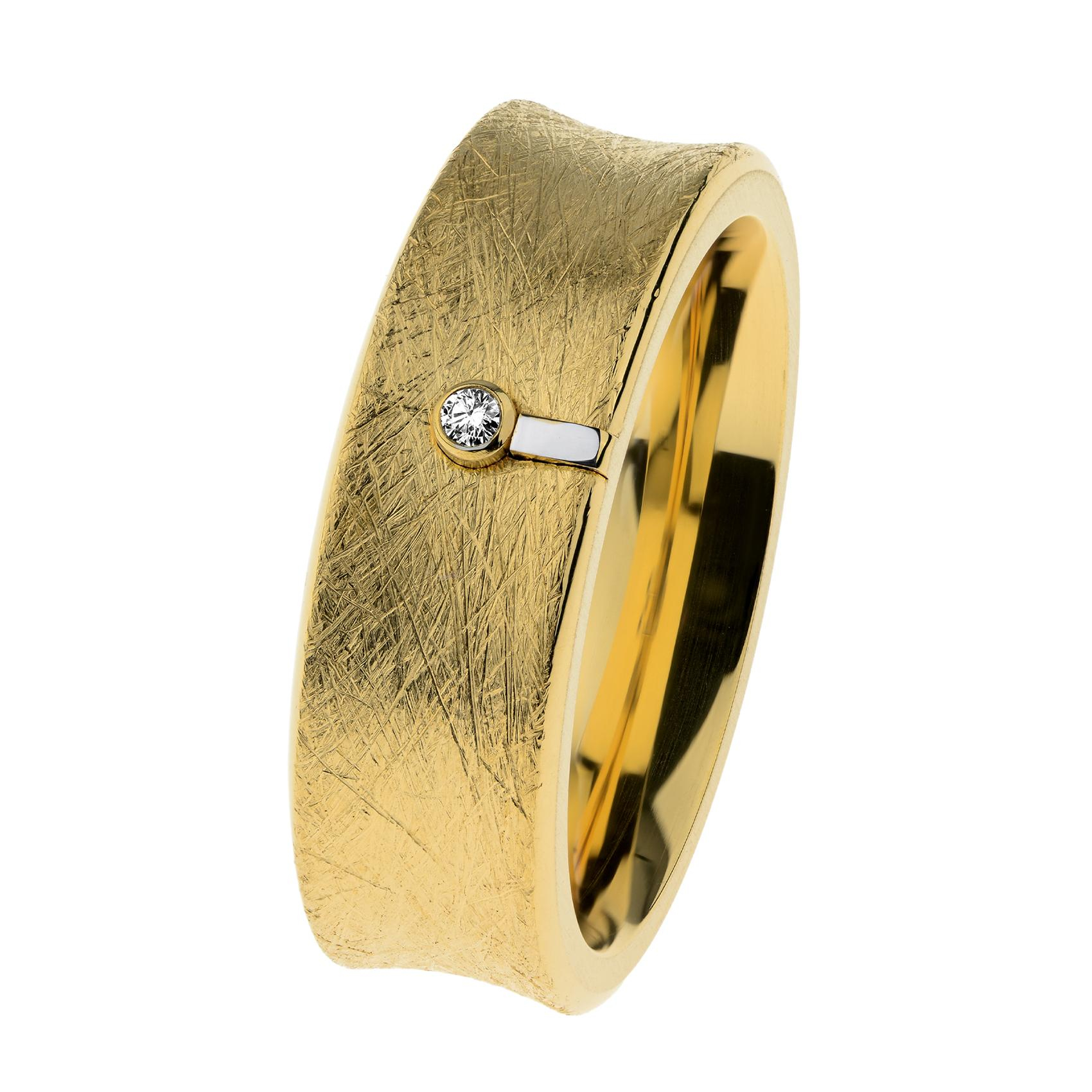 Dieser Ring, Modellnummer R753.62, besteht aus vergoldetem Edelstahl mit gekratzter Oberfl&auml;che und einem 0,02 ct Brillanten. Ideal f&uuml;r den t&auml;glichen Gebrauch passt er zu jedem Anlass. Tragen Sie ihn als elegantes Accessoire allein oder kombinieren Sie ihn mit anderen Schmuckst&uuml;cken, um Ihren pers&ouml;nlichen Stil zu unterstreichen. Perfekt f&uuml;r modebewusste Schmuckliebhaber.