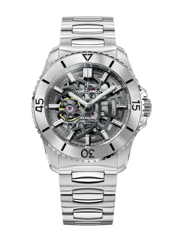 De Ultraleggero is het meest innovatieve horloge in de Nereide-serie. Het is ge&iuml;nspireerd op de Vitruviusman, die symbool staat voor de Renaissance en de nauwe band tussen kunst en wetenschap. De bijzondere vorm van de opengewerkte wijzerplaat sluit perfect aan op de kast van het uurwerk, dankzij een origineel gepatenteerd systeem dat zorgt voor een groter gewicht en een slanker ontwerp.