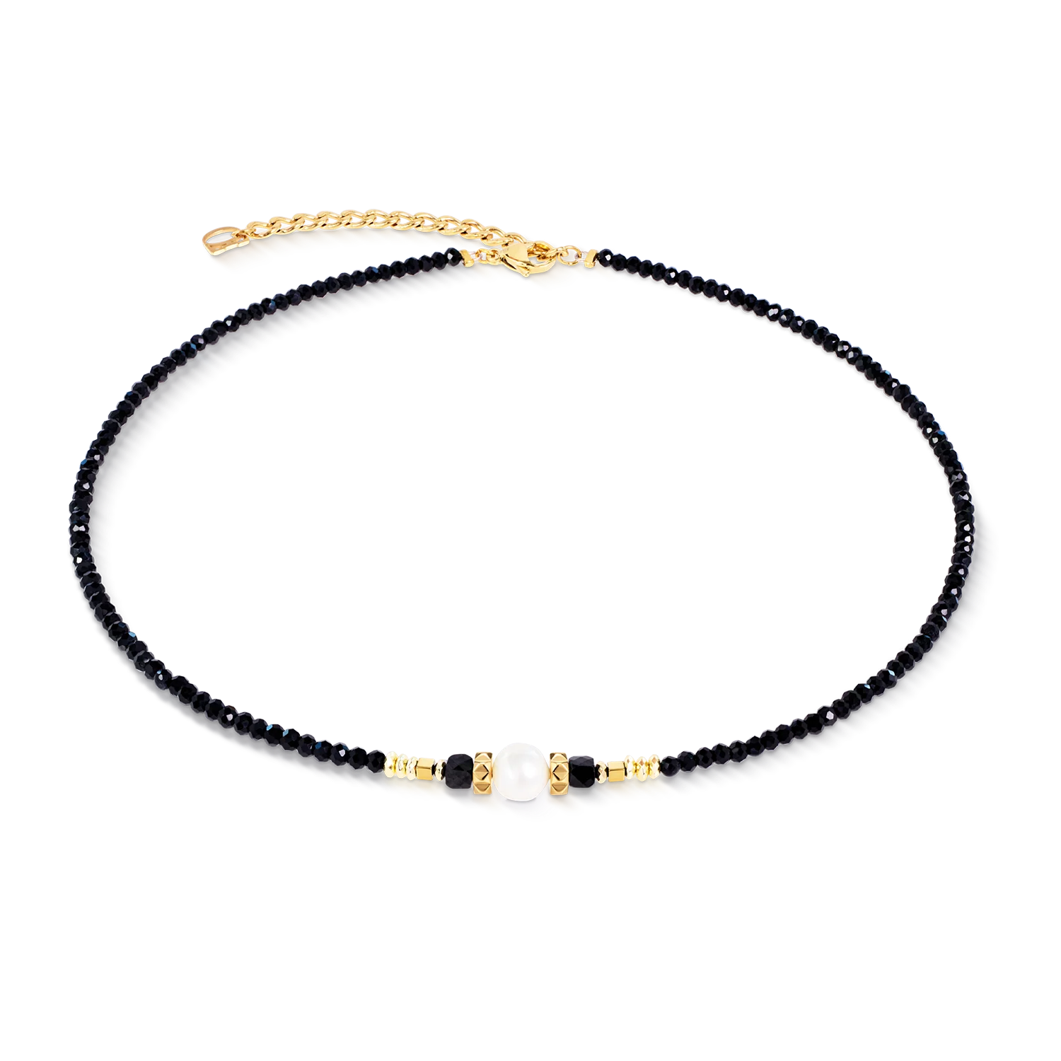 De ketting Astoria Noir Pearl Gold kenmerkt zich door een treffende balans tussen contrasten en verfijnde details. Een stralende zoetwaterparel vormt het middelpunt, omlijst door gefacetteerde zwarte spinel, verfijnde tandwielvormige elementen, goudkleurige hematiet-rondellen en gefacetteerde glaskralen. Het samenspel van texturen en geometrische elementen cre&euml;ert een geraffineerd ritme, wat deze designerketting haar onderscheidende, eigentijdse karakter geeft. De combinatie van diepzwart, warme gouden accenten en de natuurlijke glans van de parel maakt dit sieraad tot een elegante keuze voor zakelijke outfits, speciale gelegenheden en stijlvolle alledaagse looks. Zowel op zichzelf als in combinatie met de bijpassende oorknopjes en armband uit de Astoria-collectie vormt de ketting een prachtig op elkaar afgestemd geheel. Dit sieraad is vervaardigd uit zoetwaterparels, gefacetteerde spinel, hematiet met titaniumoxide-afwerking, gefacetteerde glaskralen en hoogwaardig goudkleurig roestvrij staal; een combinatie van uitzonderlijk vakmanschap, tijdloze elegantie en duurzame kwaliteit.