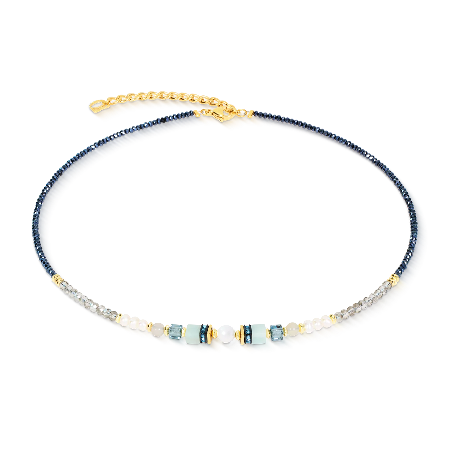 De Atelier Azur Gold-ketting vangt de frisse elegantie van zachte blauw- en aquatinten in een verfijnd, eigentijds ontwerp. Zoetwaterparels, amazoniet en agaat worden gecombineerd met gefacetteerd glas en fonkelende Swarovski&reg;-kristallen tot een stralend geheel dat de kenmerkende ontwerpfilosofie van COEUR DE LION weerspiegelt. De harmonieuze balans tussen kleuren en texturen maakt deze designerketting tot een stijlvolle keuze voor zowel dagelijks gebruik als speciale gelegenheden. Amazoniet, agaat, zoetwaterparels, Swarovski&reg;-kristallen, strass-rondellen en gefacetteerd glas zijn zorgvuldig samengebracht voor diepte, schittering en een subtiel speels effect. Goudkleurig roestvrij staal zorgt voor een hoogwaardige afwerking en biedt tegelijkertijd duurzaamheid en draagcomfort. Dankzij de verfijnde verhoudingen heeft de ketting een licht en elegant karakter; hij is prachtig om op zichzelf te dragen, maar laat zich ook uitstekend combineren met andere sieraden. De Atelier Azur Gold-ketting is ontworpen voor vrouwen die houden van tijdloze designersieraden en past perfect bij zowel een zakelijke outfit als een casual-moderne stijl of een elegante avondlook. Een verfijnd cadeau-idee en een hoogwaardig sieraad dat zorgvuldig geselecteerde materialen combineert met de kenmerkende esthetiek van COEUR DE LION.