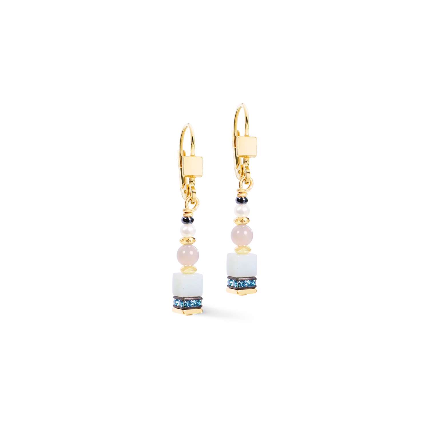 The Atelier Azur Gold drop earrings combine the fresh beauty of amazonite and agate with a delicate, elegant silhouette. Lustrous freshwater pearls and sparkling rhinestone rondelles create subtle highlights, giving the design a light and contemporary feel. Their harmonious palette of soft blue and aqua tones reflects the signature aesthetic of COEUR DE LION, making them a versatile addition to any jewellery collection. Amazonite, agate, freshwater pearls and rhinestone rondelles are thoughtfully arranged to achieve a refined balance of colour and brilliance. Gold-coloured stainless steel ensures a premium finish and comfortable wear. The elegant proportions make these earrings equally suited to business outfits, sophisticated evening wear and relaxed modern styling. De Atelier Azur Gold-oorhangers combineren de frisse schoonheid van amazoniet en agaat met een verfijnd, elegant silhouet. Glanzende zoetwaterparels en fonkelende strass-rondellen zorgen voor subtiele accenten, waardoor het ontwerp een lichte en eigentijdse uitstraling krijgt. Het harmonieuze kleurenpalet van zachte blauw- en aquatinten weerspiegelt de kenmerkende stijl van COEUR DE LION en maakt ze tot een veelzijdige aanwinst voor elke sieradencollectie. Amazoniet, agaat, zoetwaterparels en strass-rondellen zijn zorgvuldig gecombineerd voor een verfijnde balans tussen kleur en schittering. Goudkleurig roestvrij staal zorgt voor een hoogwaardige afwerking en een prettig draagcomfort. Dankzij de elegante verhoudingen passen deze oorbellen net zo goed bij een zakelijke outfit als bij chique avondkleding of een moderne, casual look. De Atelier Azur Gold-oorhangers staan ​​voor tijdloze designersieraden voor vrouwen, gekenmerkt door zorgvuldig geselecteerde materialen en ingetogen elegantie. Een verfijnd cadeau-idee dat frisheid, lichtheid en het unieke karakter van COEUR DE LION toevoegt aan elke gelegenheid.
