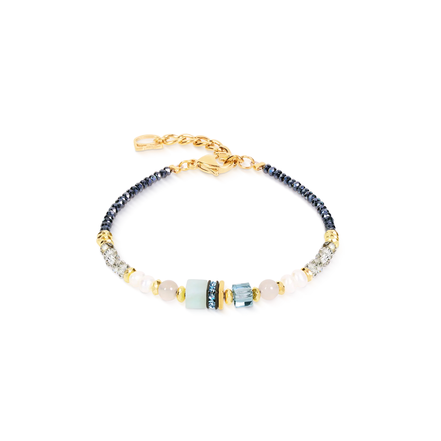 De Atelier Azur Gold-armband combineert de zachte frisheid van amazoniet en agaat in een verfijnde compositie vol lichtheid en elegantie. Glanzende zoetwaterparels, gefacetteerd glas en fonkelende Swarovski&reg;-kristallen zorgen voor subtiele reflecties die de kenmerkende stijl van COEUR DE LION benadrukken. Of u de armband nu los draagt ​​of combineert met bijpassende sieraden, dit verfijnde sieraad voegt bij elke gelegenheid een vleugje verfijning toe. Amazoniet, agaat, zoetwaterparels, Swarovski&reg;-kristallen, strass-rondellen en gefacetteerd glas zijn zorgvuldig op elkaar afgestemd voor een harmonieus samenspel van kleur, textuur en schittering. Goudkleurig roestvrij staal maakt het ontwerp compleet met een hoogwaardige afwerking en zorgt tegelijkertijd voor langdurig draagcomfort. Dankzij de elegante verhoudingen is het een veelzijdig sieraad dat past bij zowel alledaagse outfits als zakelijke looks en speciale gelegenheden. De Atelier Azur Gold-armband is een tijdloos designersieraad voor vrouwen dat hoogwaardige materialen combineert met hedendaagse elegantie. Een bijzonder cadeau-idee en een prachtig sieraad dat het onmiskenbare vakmanschap en de designfilosofie van COEUR DE LION weerspiegelt.
