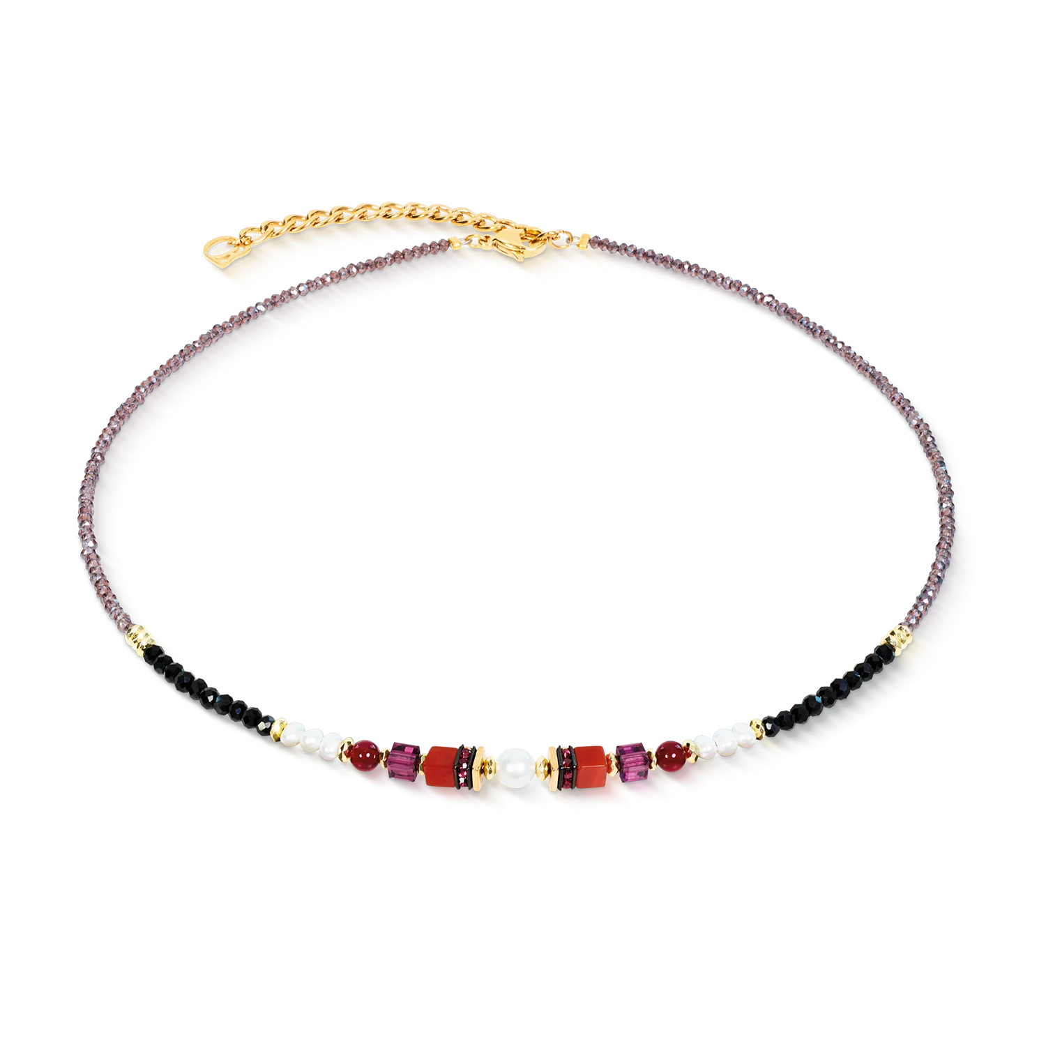 De Atelier Ember Gold-ketting combineert een verfijnd ontwerp met de levendige warmte van carneool, wat resulteert in een elegante compositie vol lichtheid en gratie. Glanzende zoetwaterparels, gefacetteerd glas en fonkelende Swarovski&reg;-kristallen vangen het licht op prachtige wijze en weerspiegelen de iconische vormentaal van COEUR DE LION. De harmonieuze balans tussen kleuren en texturen maakt dit tot een veelzijdig sieraad dat zowel bij een alledaagse outfit als bij een feestelijke gelegenheid perfect tot zijn recht komt. Carneool, zoetwaterparels, Swarovski&reg;-kristallen, strass-rondellen en gefacetteerd glas komen samen in een zorgvuldig samengesteld ontwerp dat diepte en schittering toevoegt. Goudkleurig roestvrij staal versterkt de hoogwaardige afwerking en garandeert tegelijkertijd langdurig draagcomfort en duurzaamheid. De verfijnde verhoudingen zorgen voor een elegant silhouet dat uitstekend past bij zowel een moderne zakelijke outfit als een chique avondlook of een casual-moderne stijl. Of de Atelier Ember Gold-ketting nu op zichzelf wordt gedragen als verfijnd statement of in combinatie met andere kettingen, het is een tijdloos sieraad voor de vrouw. Het is een stijlvol cadeau-idee en een moderne uiting van hoogwaardig vakmanschap, waarbij stralende materialen worden gecombineerd met de onmiskenbare esthetiek van COEUR DE LION.