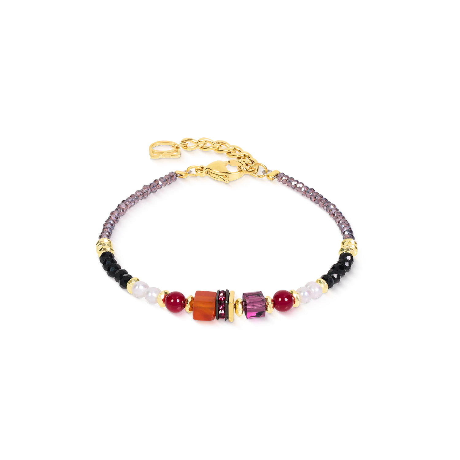 De Atelier Ember Gold-armband vangt de warme uitstraling van carneool in een verfijnde compositie vol hedendaagse elegantie. Glanzende zoetwaterparels, gefacetteerd glas en fonkelende Swarovski&reg;-kristallen vormen een harmonieus samenspel van kleur en licht, geheel in de kenmerkende stijl van COEUR DE LION. Of hij nu solo wordt gedragen of gecombineerd met andere sieraden, deze verfijnde armband geeft elke outfit een stijlvolle finishing touch. Carneool, zoetwaterparels, Swarovski&reg;-kristallen, strass-rondellen en gefacetteerd glas zijn zorgvuldig gecombineerd voor diepte, schittering en een subtiel speels effect. Goudkleurig roestvrij staal zorgt voor een hoogwaardige afwerking en langdurig draagcomfort. Dankzij de verfijnde vormgeving is de armband een elegante keuze voor elke dag, zakelijke gelegenheden en feestelijke momenten. De Atelier Ember Gold-armband is een tijdloos sieraad voor vrouwen, waarin zorgvuldig geselecteerde materialen samenkomen met verfijnd vakmanschap. Een stijlvol cadeau-idee en een veelzijdig sieraad dat de onmiskenbare esthetiek van COEUR DE LION belichaamt.

