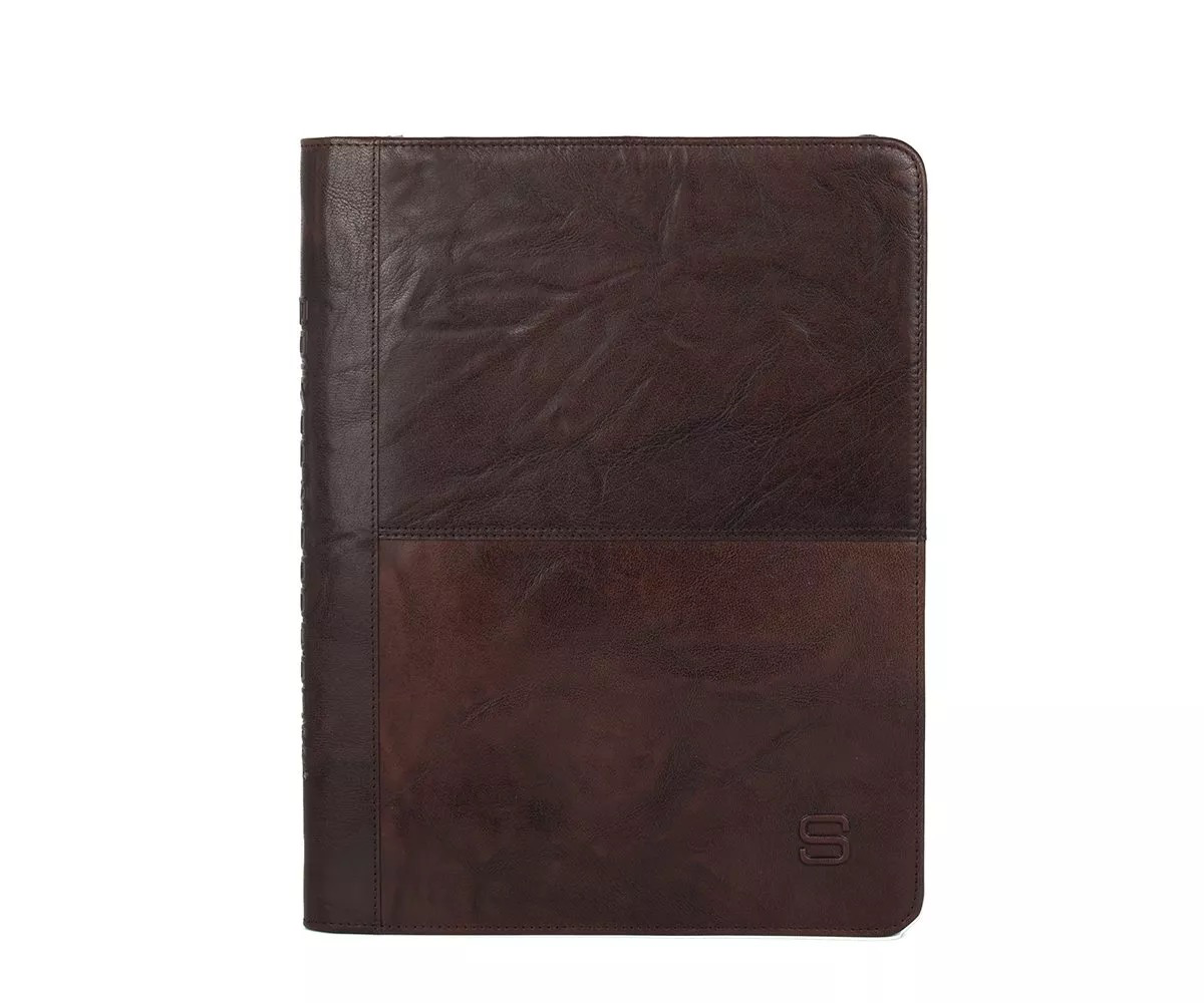 Leren tabletmap donkerbruin &ndash; stijlvolle organizer voor iPad en documenten
Praktisch, stijlvol en ideaal voor onderweg. Deze donkerbruine leren tabletmap van Bronco leer is perfect voor het overzichtelijk meenemen van je iPad, documenten en accessoires. De compacte vorm maakt de map gemakkelijk mee te nemen naar een vergadering, afspraak of onderweg.
De tabletmap combineert traditioneel schrijven met moderne digitale mogelijkheden. Dankzij het verstelbare tabletvak neem je je tablet veilig mee, terwijl er daarnaast voldoende ruimte is voor belangrijke documenten, pennen en andere accessoires.

Alles overzichtelijk bij de hand
Binnenin is deze leren documentmap slim ingedeeld. Het verstelbare tabletvak is geschikt voor een tablet tot 12 inch en biedt ruimte voor een apparaat van maximaal 21,5 x 31,5 cm. Daarnaast beschikt de map over twee insteekvakken, een ritsvak, drie creditcardvakjes en een praktische pennenlus.
De ge&iuml;ntegreerde notitieblokhouder maakt de tabletmap bijzonder geschikt voor vergaderingen en zakelijke afspraken. Zo kun je eenvoudig schakelen tussen digitaal werken op je tablet en het maken van traditionele aantekeningen.

Met zijn donkerbruine Bronco leer heeft de tabletmap een tijdloze en professionele uitstraling. Dankzij het compacte formaat van 26 x 2 x 33 cm neem je hem gemakkelijk mee in een tas of onder je arm.

Productdetails
Kleur: Donkerbruin
Materiaal: Bronco leer
Afmetingen: 26 x 2 x 33 cm
Geschikt voor tablet: tot 12 inch
Maximaal tablet-/documentformaat: 21,5 x 31,5 cm
Interieur: verstelbaar tabletvak, 2 insteekvakken, ritsvak, 3 creditcardvakjes, pennenlus en notitieblokhouder
Gebruik: geschikt voor iPad, documenten, accessoires, meetings en onderweg
Deze leren tabletmap is de ideale combinatie van een praktische tablet organizer en klassieke documentmap. Neem je iPad, documenten en schrijfbenodigdheden overzichtelijk mee in &eacute;&eacute;n stijlvolle leren map.