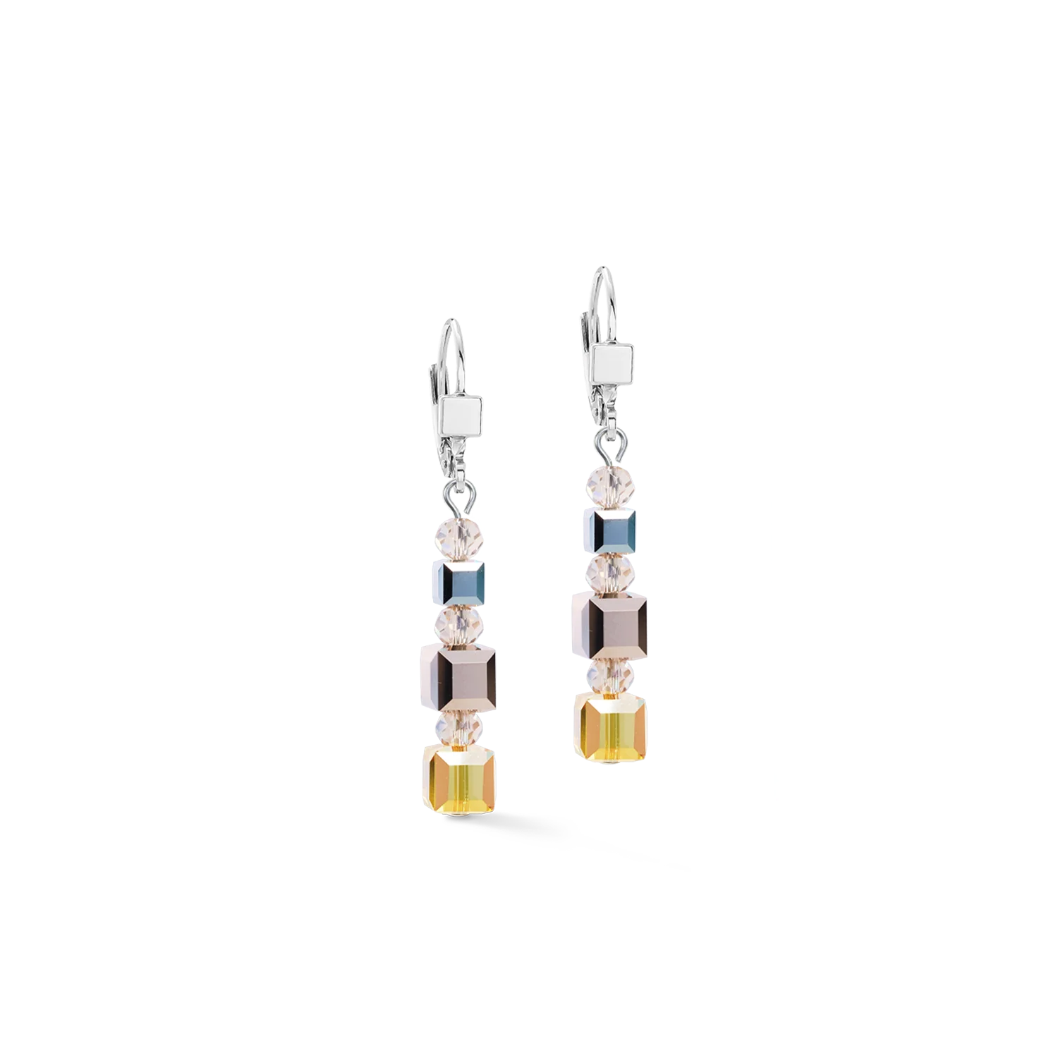 Strakke geometrie en subtiel verlopende reflecties geven de GeoCUBE&reg; Precious Nature Drop Earrings Tricolor Sand hun eigentijdse elegantie. Kubusvormige Swarovski&reg;-kristallen bepalen het ontwerp en zorgen voor een veelzijdige schittering binnen het harmonieuze driekleurige palet. Gefacetteerde glaskralen tussen de kubussen zorgen voor een subtiel contrast en geven de slanke compositie extra diepte. Het nauwkeurige ritme van geometrische vormen en sprankelende accenten biedt een lichte, maar expressieve interpretatie van de iconische GeoCUBE&reg;-vormentaal. Dankzij de uitgebalanceerde verhoudingen ogen deze oorbellen verfijnd zonder overdadig te zijn. Ze passen net zo goed bij een moderne zakelijke outfit als bij een elegante avondlook en voegen een onderscheidend, architecturaal accent toe aan verfijnde damessieraden. De in Duitsland handgemaakte GeoCUBE&reg; Precious Nature Drop Earrings Tricolor Sand kunnen worden gecombineerd met de bijpassende ketting en armband tot een harmonieus sieradenset met een tijdloze uitstraling.