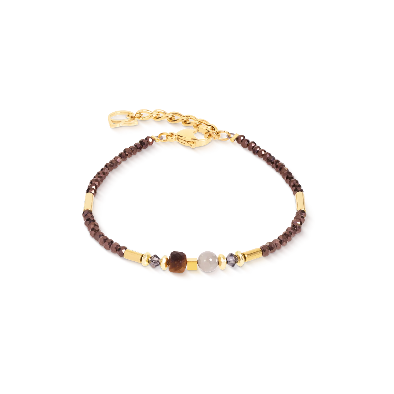 De armband Cube Balance Golden Hazel viert de warme schoonheid van natuurlijke edelstenen door middel van een verfijnde en evenwichtige compositie. Tijgeroog, chocoladekleurige maansteen, sprankelende Swarovski&reg;-kristallen en warme goudkleurige accenten cre&euml;ren een elegant kleurenpalet ge&iuml;nspireerd door de natuur. Deze hoogwaardige designarmband voegt een verfijnde finishing touch toe aan zowel alledaagse outfits, zakelijke kleding als speciale gelegenheden. De harmonieuze rangschikking van edelsteenparels en geometrische details geeft de armband een rustige, gracieuze uitstraling en benadrukt tegelijkertijd de rijkdom van de natuurlijke kleuren. Alleen gedragen of gecombineerd met de bijpassende ketting en oorbellen, vormt het een prachtig geco&ouml;rdineerd sieradenensemble dat de onmiskenbare designfilosofie van COEUR DE LION weerspiegelt. Tijgeroog, chocoladekleurige maansteen, goudkleurige hematiet, Swarovski&reg;-kristallen, gefacetteerd glas en hoogwaardig goudkleurig roestvrij staal combineren premium materialen met verfijnd vakmanschap en eigentijdse elegantie.