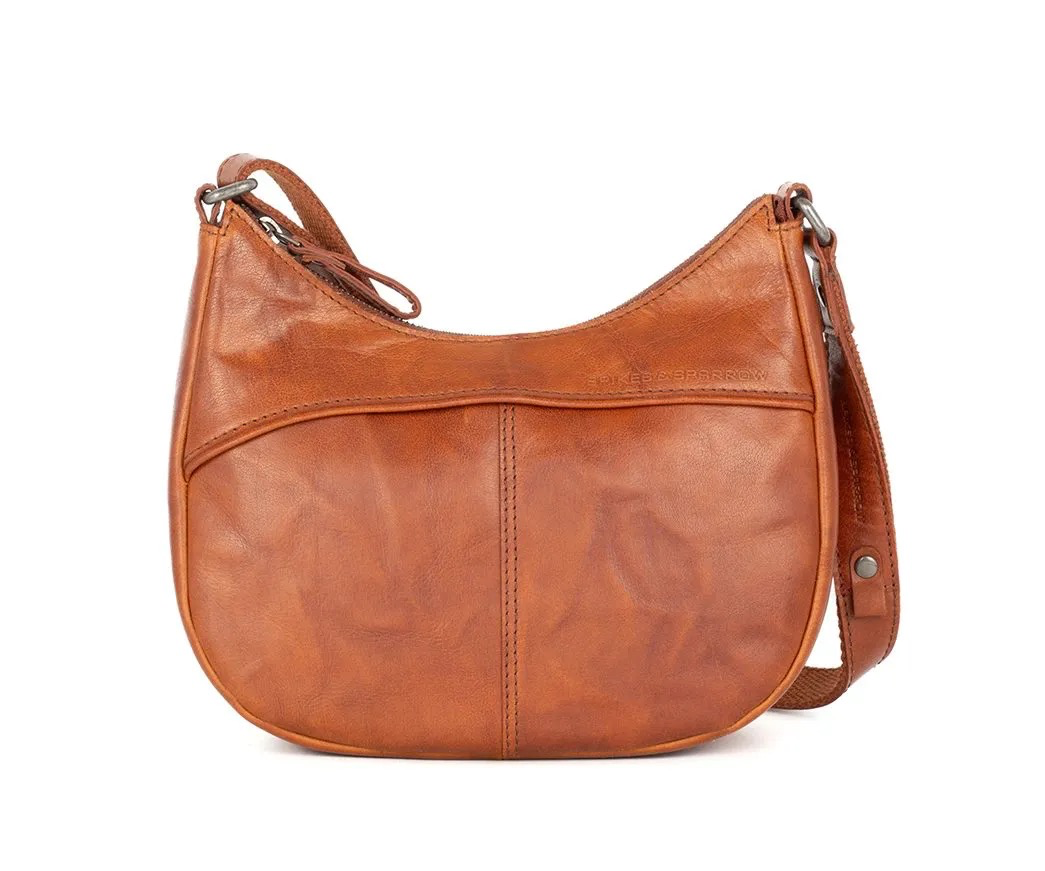 Leren schoudertas cognac &ndash; compacte Spikes & Sparrow tas
Tijdloos, vrouwelijk en n&eacute;t even anders. Deze compacte Spikes & Sparrow schoudertas in cognac combineert een elegante uitstraling met de stoere, karaktervolle look van echt Bronco leer. Het verfijnde lijnenspel aan de voorzijde geeft de tas een eigentijdse uitstraling, terwijl het leer zorgt voor die herkenbare, casual uitstraling van Spikes & Sparrow.
Aan de voorzijde bevindt zich een verborgen insteekvoorvak met magneetsluiting. Ideaal voor spullen die je snel bij de hand wilt hebben, zoals je telefoon, sleutels of zonnebril. Het hoofdvak sluit met een rits en aan de achterzijde vind je nog een praktisch ritsvak voor extra opbergruimte.

Compact en praktisch
Ondanks het compacte formaat biedt deze leren schoudertas voor dames voldoende ruimte voor je dagelijkse essentials. Binnenin vind je een ritsvak, een handig insteekvak en een sleutellusje. Zo houd je kleine spullen overzichtelijk en snel vindbaar.
De vaste, lange schouderband is verstelbaar, waardoor je de tas comfortabel op de gewenste lengte kunt dragen. Of je nu onderweg bent naar je werk, een dagje gaat shoppen of een middagje de stad in gaat: deze donkerbruine leren tas is een stijlvolle en praktische metgezel voor iedere dag.

Productdetails
Merk: Spikes & Sparrow
Kleur: Cognac
Materiaal: Bronco leer
Afmetingen: 24,5 x 8 x 21 cm
Exterieur: hoofdvak met rits en achtervak met rits
Voorzijde: verborgen insteekvoorvak met magneetsluiting
Interieur: ritsvak, insteekvak en sleutellusje
Schouderband: vaste, lange verstelbare schouderband
Draagwijze: als schoudertas
Deze donkerbruine leren schoudertas van Spikes & Sparrow is ideaal voor wie houdt van een compacte tas met een vrouwelijke uitstraling, stoere leren details en een praktische indeling.