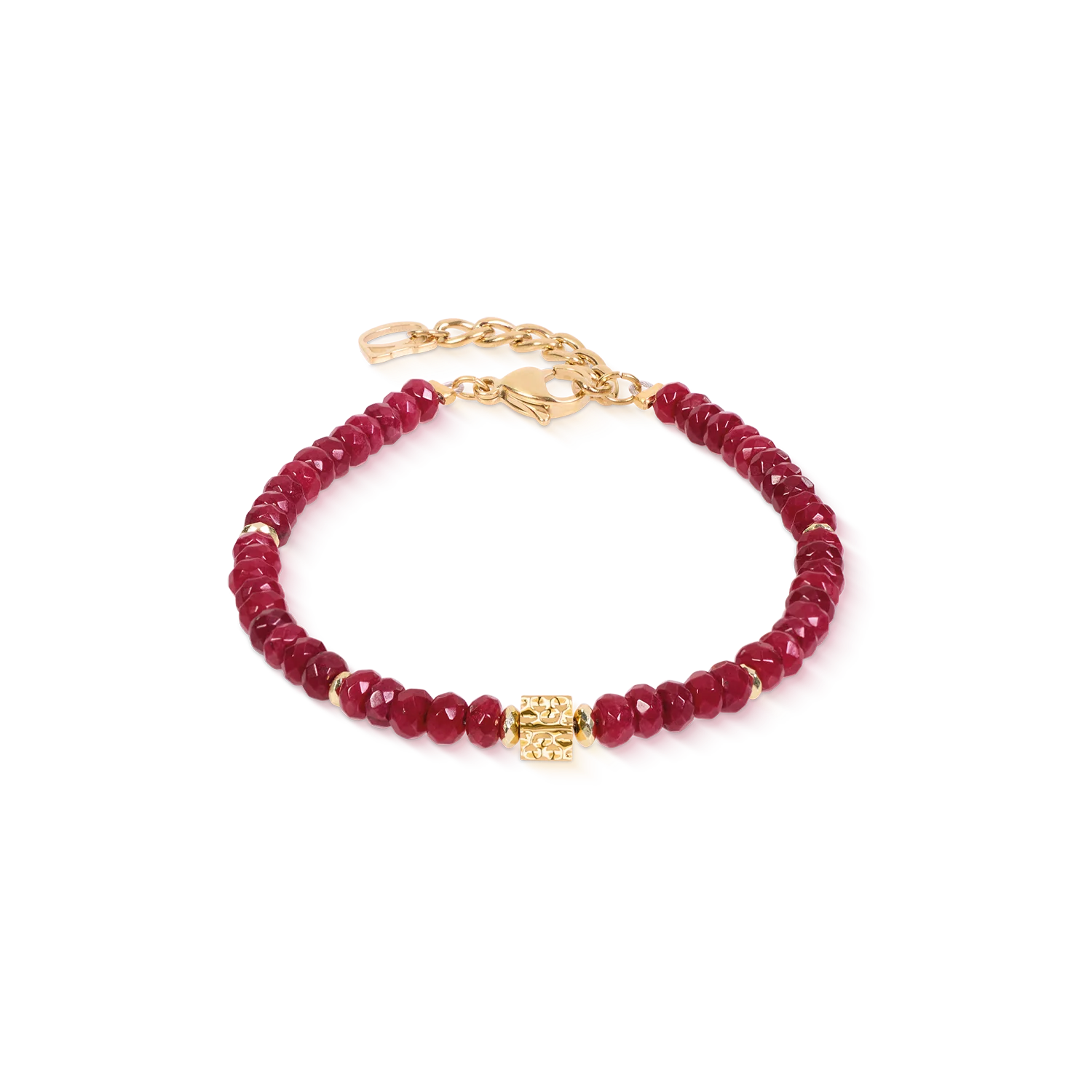 De armband 'Hammered Cube Ruby Gold' combineert strakke geometrie met de eigentijdse vormentaal van COEUR DE LION. Gefacetteerde, gekleurde jadekralen in een levendige robijnrode tint worden aangevuld met warme, goudkleurige accenten, terwijl een fijn gehamerde kubus het kenmerkende middelpunt van het ontwerp vormt. De minimalistische uitstraling zorgt voor tijdloze elegantie, waardoor deze hoogwaardige designerarmband zowel bij dagelijks gebruik als bij speciale gelegenheden moeiteloos tot zijn recht komt. De harmonieuze balans tussen sprekende kleuren en architecturale vormen geeft de armband een verfijnd en modern karakter. Dankzij het verfijnde silhouet is het sieraad prachtig om los te dragen of te combineren met andere favorieten; bovendien vormt het een perfect geheel met de bijpassende ketting en creolen voor een stijlvolle set die uitblinkt in ingetogen verfijning. Gekleurde jade, goudkleurige hematiet en hoogwaardig, goudkleurig roestvrij staal verenigen natuurlijke schoonheid met modern vakmanschap en een verfijnd ontwerp.