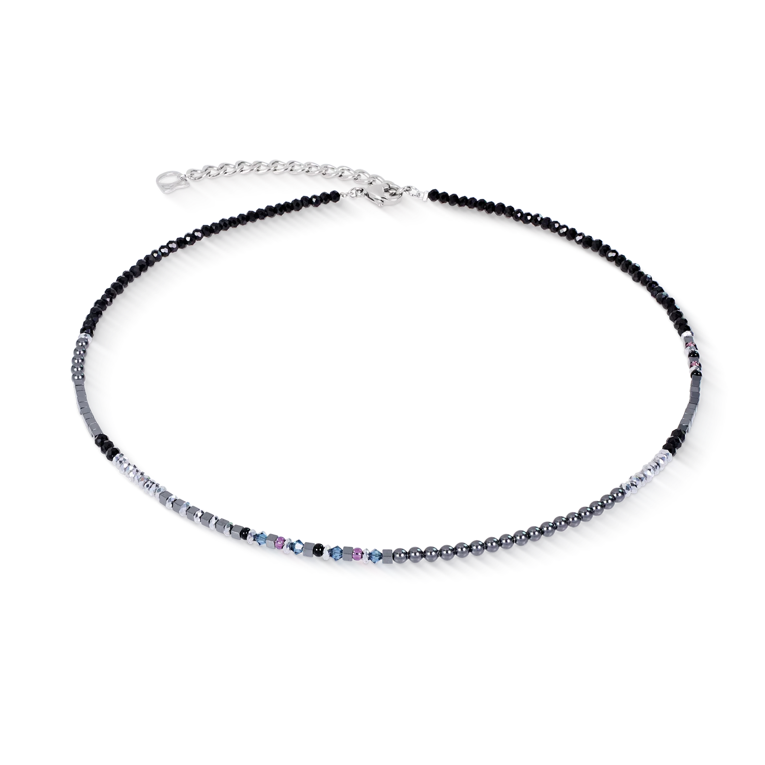 De Fusion Offset Graphic ketting in grijszwart combineert delicate materialen met een strakke, eigentijdse esthetiek. Kristallen parels van Swarovski&reg;, gefacetteerde Swarovski&reg; kristallen, gefacetteerd glas en hematiet cre&euml;ren een elegant kleurenpalet van grijs en zwart dat bij vrijwel elke outfit past. Met een subtiel profiel van 3 mm voelt de ketting licht, comfortabel en moeiteloos verfijnd aan. De grafische compositie van de fijn uitgebalanceerde elementen geeft het ontwerp een subtiele dynamiek en een moderne uitstraling. Prachtig om alleen te dragen of te combineren met andere kettingen, past de ketting zich gemakkelijk aan verschillende stijlen aan, terwijl het zijn verfijnde karakter behoudt. Gecombineerd met de bijpassende oorbellen en armband vormt het een geco&ouml;rdineerde sieradenset met ingetogen elegantie. Kristallen parels van Swarovski&reg;, Swarovski&reg; kristallen, gefacetteerd glas, hematiet en hoogwaardig roestvrij staal weerspiegelen uitzonderlijk vakmanschap en tijdloos design.