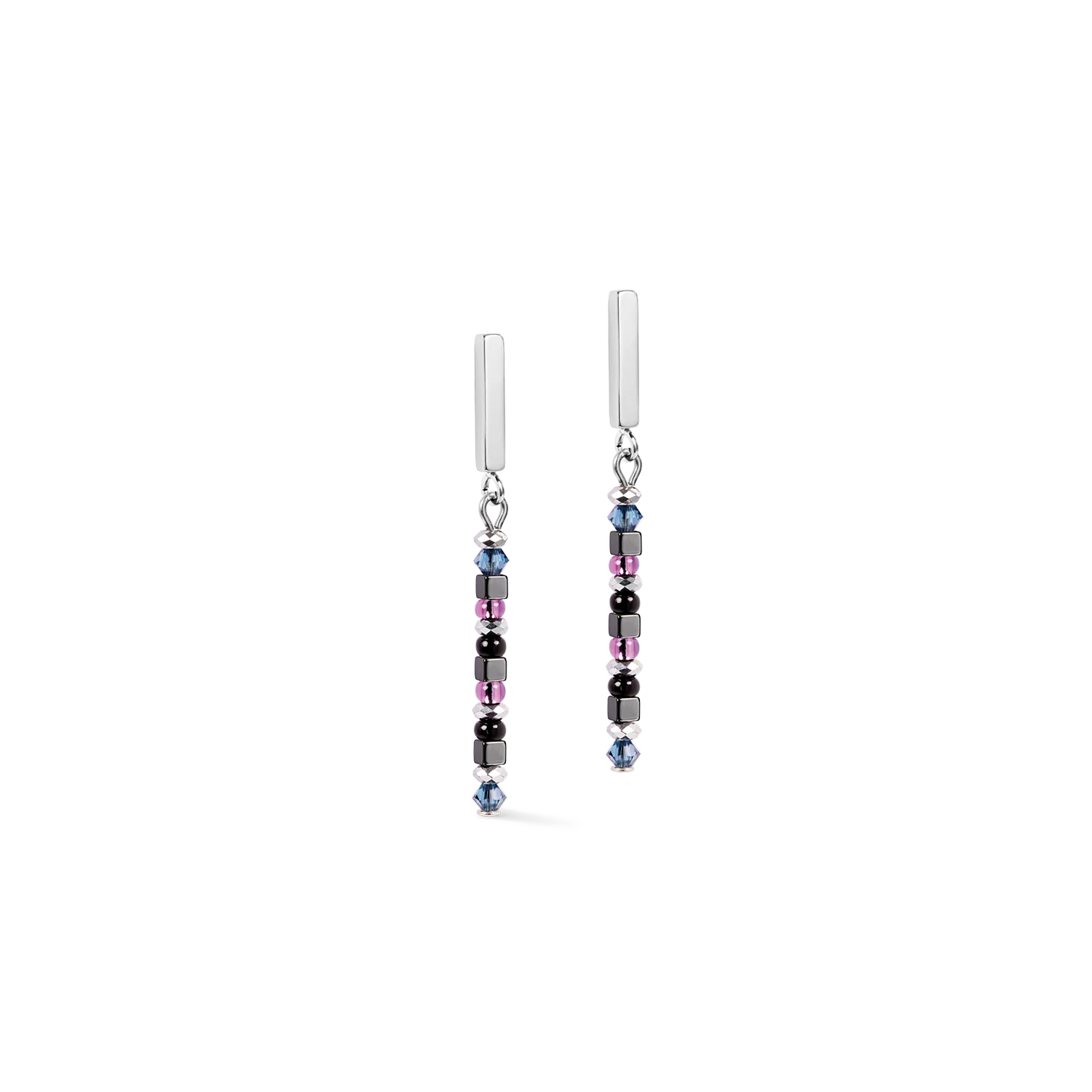 De oorbellen Fusion Offset Graphic in grijs-zwart bieden een verfijnde interpretatie van moderne sieraden door delicate proporties en tijdloze kleuren. Swarovski&reg;-kristallen, gefacetteerd glas en hematiet komen samen in een elegant kleurenpalet van grijs en zwart dat vrijwel elke garderobe complementeert en tegelijkertijd een ingetogen verfijning toevoegt. Het slanke silhouet zorgt voor een sierlijke beweging en maakt ze een comfortabele keuze voor dagelijks gebruik. Alleen gedragen of gecombineerd met de bijpassende ketting en armband, voegen deze oorbellen subtiele accenten toe die eigentijds en tijdloos aanvoelen. Ze combineren ook prachtig met andere favoriete sieraden, waardoor ze een veelzijdige aanvulling zijn op elke collectie. Swarovski&reg;-kristallen, gefacetteerd glas, hematiet en hoogwaardig roestvrij staal weerspiegelen uitzonderlijk vakmanschap en de onmiskenbare designtaal van COEUR DE LION.
