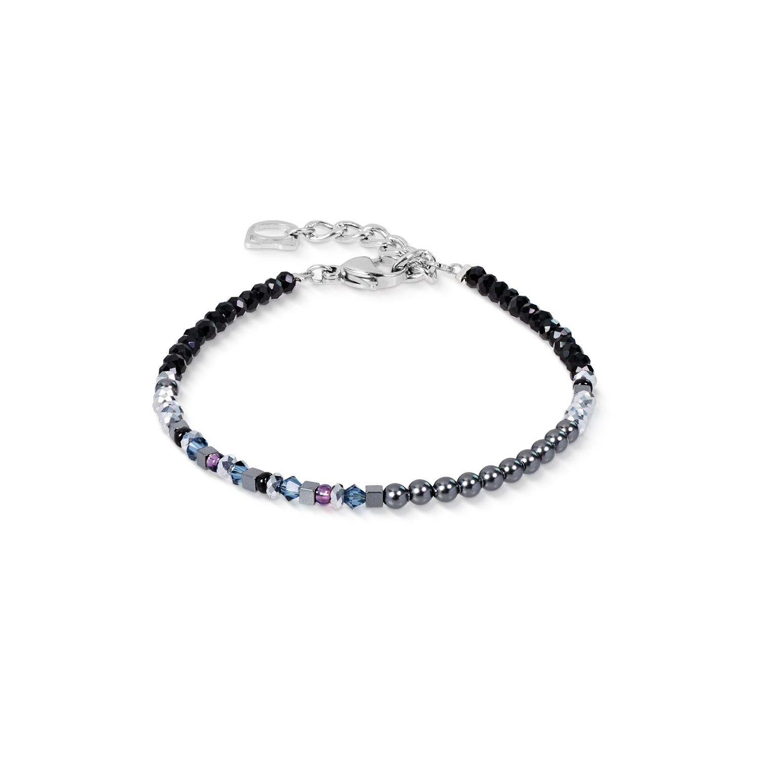 De armband Fusion Offset Graphic in grijs-zwart geeft een nieuwe interpretatie aan hedendaagse sieraden dankzij verfijnde verhoudingen en een elegant, monochroom kleurenpalet. Crystal Pearls van Swarovski&reg;, Swarovski&reg;-kristallen, gefacetteerd glas en hematiet vormen samen een geraffineerd geheel dat modern en veelzijdig oogt en bovendien heerlijk draagt. Met een breedte van slechts 3 mm is de armband uitzonderlijk licht en de hele dag door comfortabel. De grafische compositie van zorgvuldig uitgebalanceerde elementen zorgt voor een subtiele structuur, terwijl de uitstraling ingetogen blijft. Of de armband nu op zichzelf wordt gedragen of wordt gecombineerd met andere favorieten, hij past zich moeiteloos aan elke stijl en gelegenheid aan. Samen met de bijpassende ketting en oorbellen vormt hij een verfijnde set die de tijdloze elegantie van COEUR DE LION weerspiegelt. Crystal Pearls van Swarovski&reg;, Swarovski&reg;-kristallen, gefacetteerd glas, hematiet en hoogwaardig roestvrij staal combineren eersteklas materialen met uitzonderlijk vakmanschap.