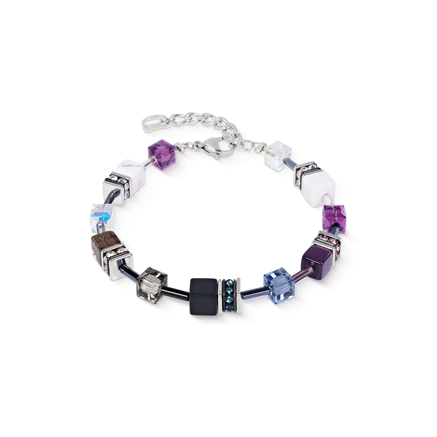 De GeoCUBE&reg; Iconic Precious-armband 'Twilight' combineert de iconische GeoCUBE&reg;-esthetiek met een rustig, verfijnd kleurenpalet dat ge&iuml;nspireerd is op de kleuren van de schemering. Rookkwarts, onyx, howliet en synthetisch tijgeroog worden aangevuld met fonkelende Swarovski&reg;-kristallen, wat resulteert in een elegante designerarmband die koele tinten combineert met een tijdloze, eigentijdse stijl. Dankzij de harmonieuze samenstelling is deze hoogwaardige armband de perfecte keuze voor elke gelegenheid: van dagelijks gebruik en zakelijke outfits tot speciale momenten. De subtiele schittering van de kristallen zorgt voor een verfijnde glans, terwijl het kleurenpalet prachtig past bij zowel een minimalistische als een expressieve garderobe. Of de armband nu los wordt gedragen of in combinatie met de bijpassende ketting en oorbellen, hij vormt altijd een stijlvol geheel. Rookkwarts, onyx, howliet, synthetisch tijgeroog, Swarovski&reg;-kristallen, strass-rondellen en hoogwaardig roestvrij staal vormen een combinatie van eersteklas materialen en uitzonderlijk vakmanschap.
