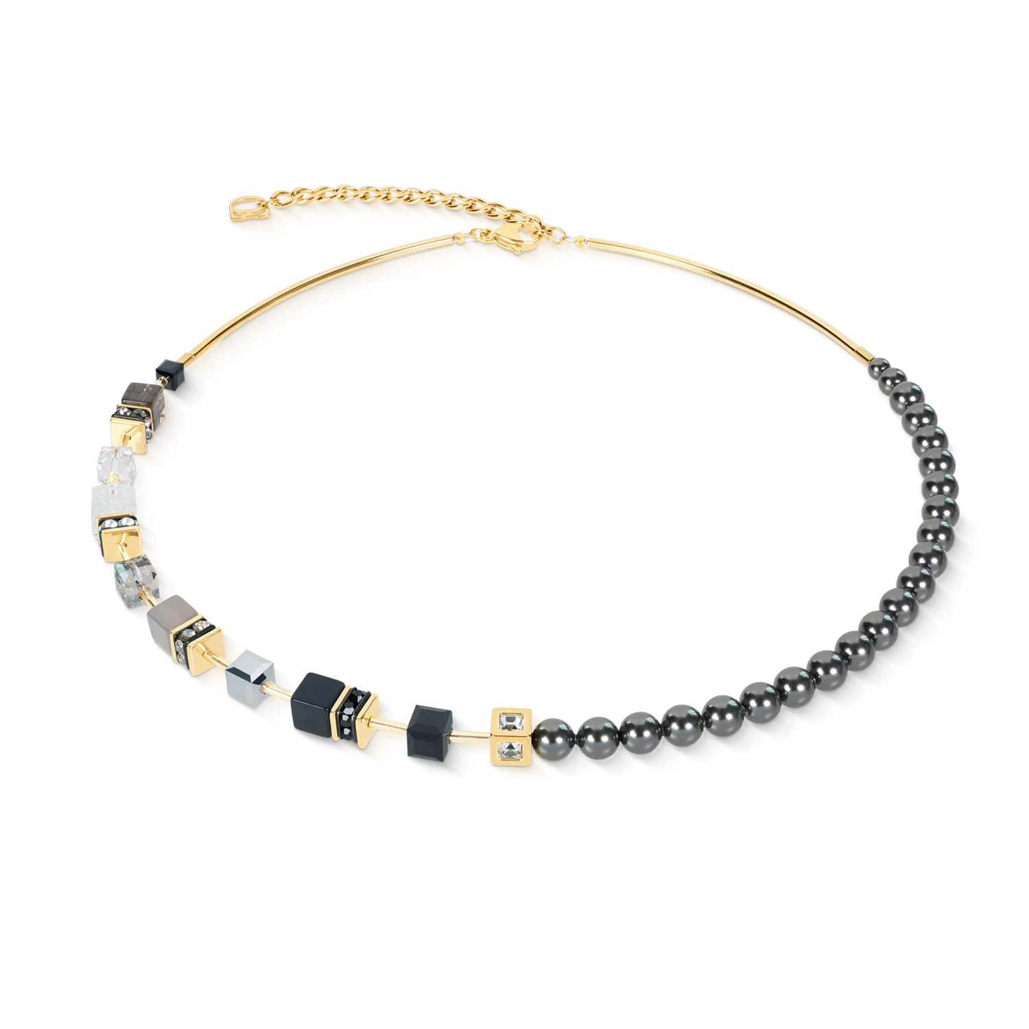 De GeoCUBE&reg; Precious Fusion Pearls-ketting 'Anthracite Glow' verenigt twee onderscheidende ontwerpwerelden in &eacute;&eacute;n buitengewone creatie. Aan de ene kant zorgen antracietkleurige Crystal Pearls van Swarovski&reg; voor een zachte, elegante vloeiendheid, terwijl aan de andere kant het iconische GeoCUBE&reg;-design tot uiting komt door rookkwarts, agaat, bergkristal, onyx en fonkelende Swarovski&reg;-kristallen. Deze bewust asymmetrische compositie transformeert de klassieke parelketting tot een opvallend stuk hedendaags designersieraad, waarbij tijdloze verfijning in balans is met een modern, architectonisch ontwerp. De naadloze overgang tussen stralende parels en nauwkeurig vervaardigde geometrische elementen cre&euml;ert een boeiend samenspel van textuur, licht en beweging. Diepe antracietnuances, stralende gouden accenten en kristalheldere reflecties geven de ketting een bijzondere diepgang, waardoor hij net zo elegant staat bij een minimalistische zakelijke outfit als bij een verfijnde dagelijkse look of avondkleding. Als hoogwaardig designersieraad belichaamt de ketting individualiteit, moderne elegantie en het onmiskenbare vakmanschap van COEUR DE LION. Gecombineerd met de bijpassende oorstekers en armband vormt hij een harmonieuze sieradenset die de klassieke schoonheid van parels perfect verenigt met een innovatief ontwerp. Rookkwarts, agaat, bergkristal, onyx, Crystal Pearls van Swarovski&reg;, kristal, Swarovski&reg;-kristallen, strass-rondellen en goudkleurig roestvrij staal combineren zorgvuldig geselecteerde materialen met uitzonderlijk vakmanschap en een uitstekende kwaliteit.
