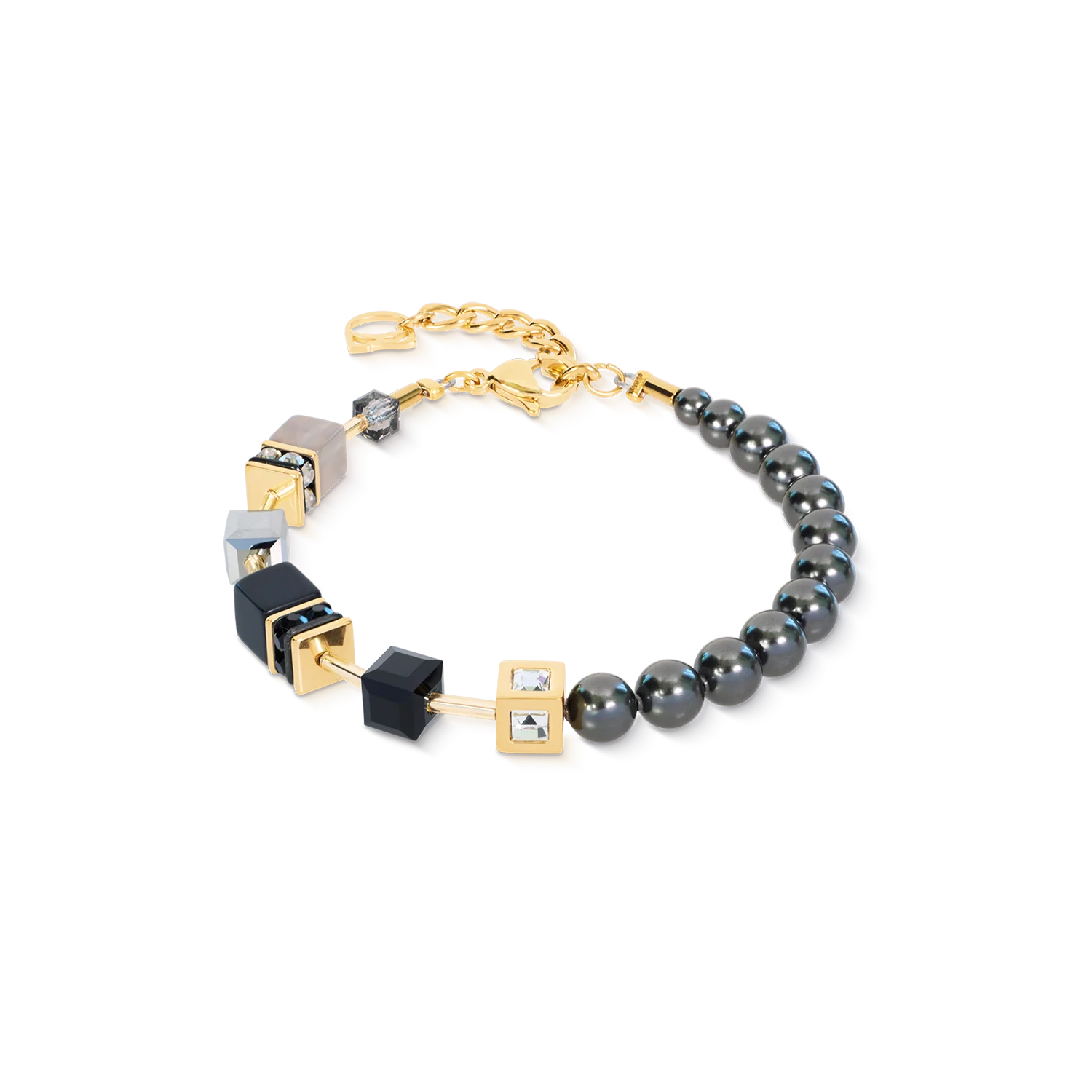 De GeoCUBE&reg; Precious Fusion Pearls-armband 'Anthracite Glow' zet de kenmerkende fusie van de collectie voort: een elegant ontwerp dat glinsterende Crystal Pearls van Swarovski&reg; combineert met de iconische GeoCUBE&reg;-elementen. Agaat en onyx worden aangevuld met kristal, fonkelende Swarovski&reg;-kristallen en antracietkleurige parels, wat zorgt voor een verfijnd samenspel van geometrische vormen, zachte rondingen en stralende reflecties. Het resultaat is een designerarmband die zowel eigentijds als tijdloos aanvoelt. De combinatie van architecturale precisie en vloeiende parelelementen geeft de armband een uniek gevoel van beweging en een verfijnd karakter. Goudkleurige accenten vormen een prachtig contrast met de diepe antracietkleurige tinten; zo ontstaat een veelzijdig sieraad dat zowel bij een alledaagse outfit als bij zakelijke kleding of een feestelijke gelegenheid past. Samen met de bijpassende ketting en oorstekers vormt het een luxueuze sieradenset die klassieke parelsieraden opnieuw interpreteert in de onmiskenbare vormentaal van COEUR DE LION. Agaat, onyx, Crystal Pearls van Swarovski&reg;, kristal, Swarovski&reg;-kristallen, strass-rondellen en goudkleurig roestvrij staal verenigen zorgvuldig geselecteerde materialen met uitzonderlijk vakmanschap en een tijdloos ontwerp.